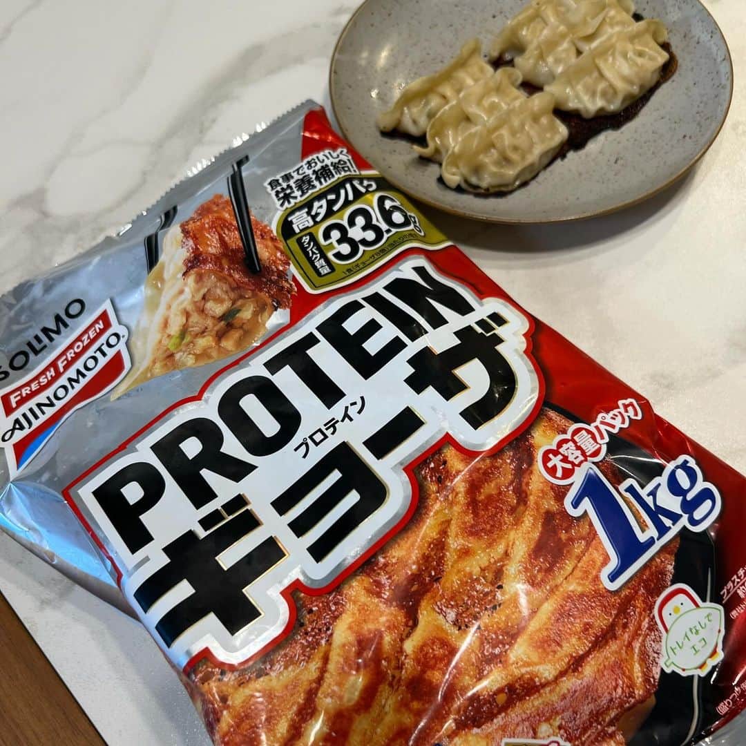 さくらさんのインスタグラム写真 - (さくらInstagram)「大好きすぎてストックしちゃってた SOLIMO 味の素 PROTEINギョーザ！！ お気に入り食材とタイアップは嬉しい限り🤭 ⁡ YouTubeでも勝手に紹介しちゃうくらい気に入ってますが、とにかく魅力満点なの！！ 高タンパクでほんまに美味しい！！高タンパクって聞くと、パサパサなんじゃない？とか思われそうですが、 いーやいやいや、なんとジューシーなの！！という感じなのです。なのに神マクロ。 高タンパクってことはプロテインの粉が入ってる？ と思われるかもしれませんが、違う！！！鶏肉中心！！！ ⁡ 食べたい時には袋からコロコロとギョウーザを出し、フライパンに並べてフタして5分待つだけ！楽すぎる。油を引く必要もないし、これまた魅力的。 ⁡ 本気の本気の推し食材なので、Amazonをチェックしてみてください🤭 ⁡ ⁡#PR#味の素冷凍食品 #筋トレ#筋トレ女子#腹筋#腹筋女子#背筋#おしり#fitness#bodymake#homeworkout#bodycombat#hiitworkout #diet#healthylifestyle#gym#booty」11月24日 17時56分 - sakufitness