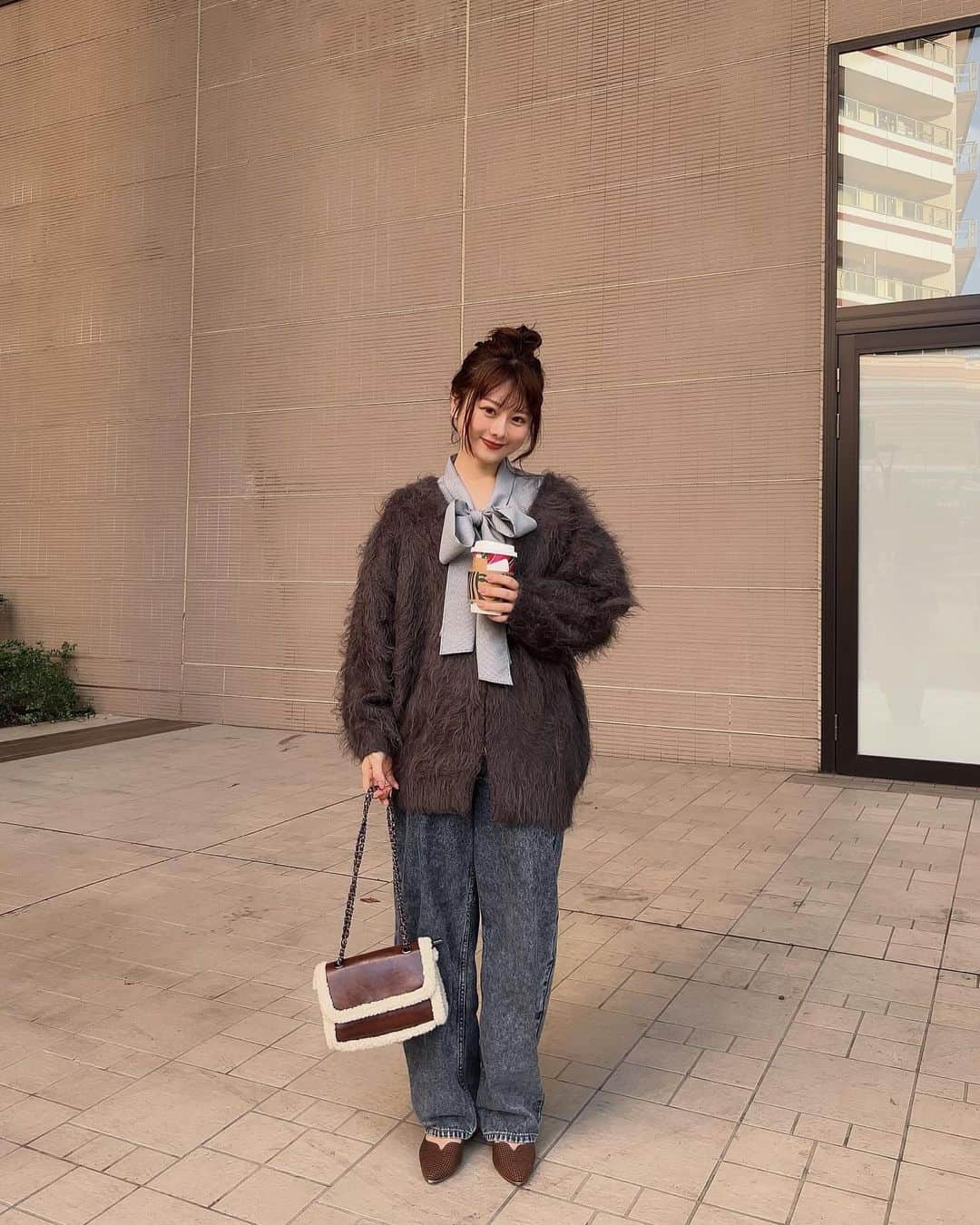 にたまごさんのインスタグラム写真 - (にたまごInstagram)「💅🏻&💄&🧥&👜 ⁡ ⁡ ⁡ 💅🏻 :久しぶりにシンプルなデザインにしたくなって😌薄めピンクでワンカラー🧄♡ ⁡ 💄: 最近お気に入りリップたち💋重ね付けしてます♡☞INTOYOU,SNIDEL BEAUTY ⁡ 🧥: 最近は寒いからデニムばっかり👖もしゃもしゃカーディガンお気に入り♡ ⁡ 👜: 最近SHEINでめちゃお得にGETしたやつ👌🏼購入品はYouTube撮ったのでお楽しみに🎥 ⁡ ⁡ ⁡ ⁡ ⁡ ⁡ #低身長 #低身長コーデ #低身長ファッション  #150cm #150cmコーデ #ネイル #ワンカラー #ワンカラーネイル #ピンクネイル #シンプルネイル」11月24日 17時57分 - __nitamago__