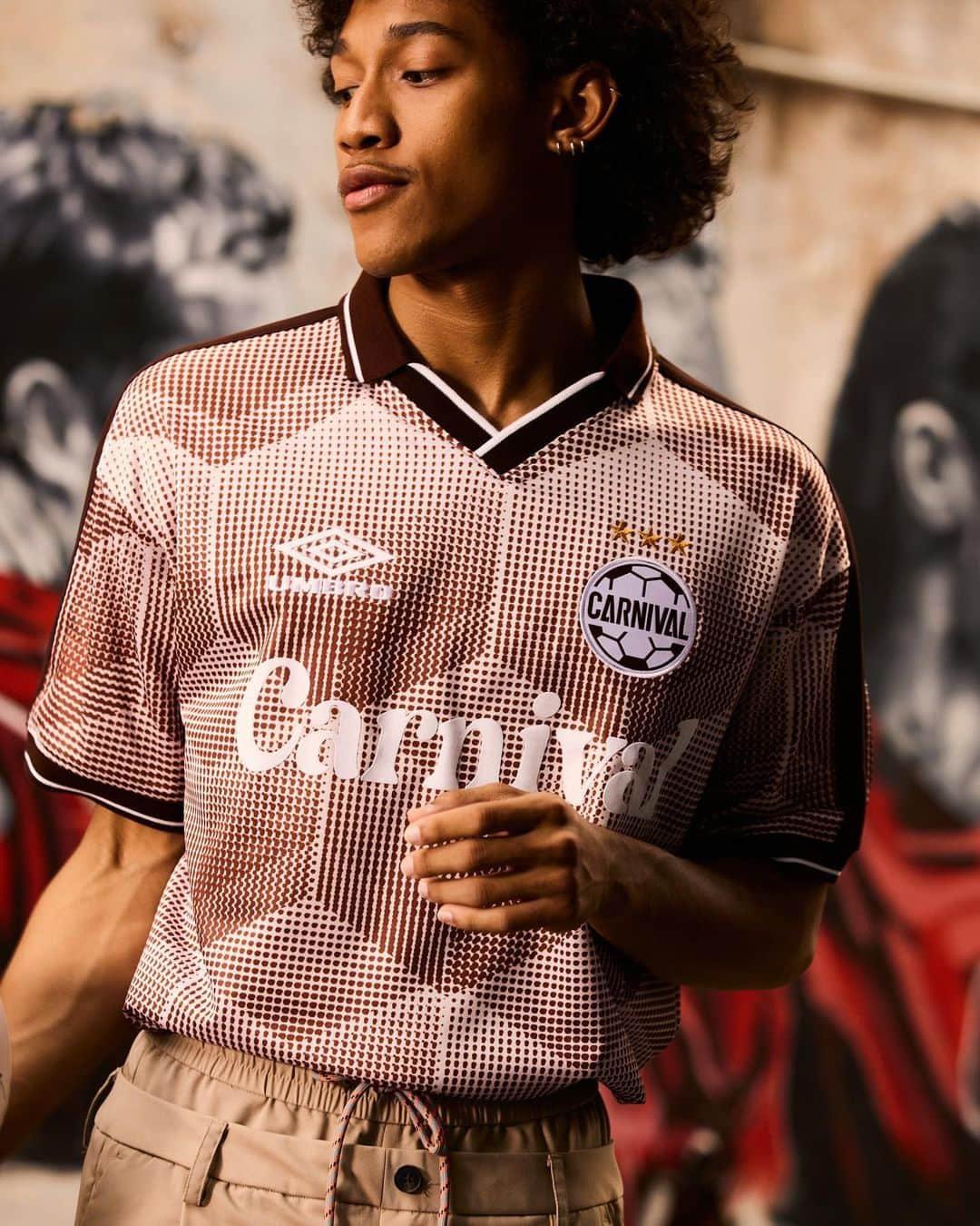 UMBROさんのインスタグラム写真 - (UMBROInstagram)「#carnivalxumbro.    A unique capsule collection inspired by a love for the game, iconic 💎💎 silhouettes and @carnivalbkk style.   Available exclusively in Thailand from 25.11.23.   #umbro #carnivalbkk」11月24日 17時59分 - umbro