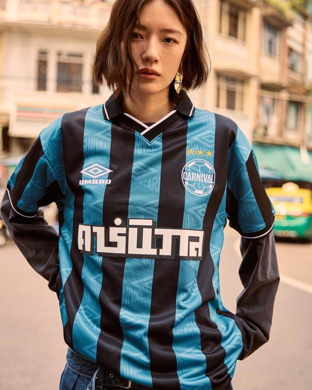 UMBROさんのインスタグラム写真 - (UMBROInstagram)「#carnivalxumbro.    A unique capsule collection inspired by a love for the game, iconic 💎💎 silhouettes and @carnivalbkk style.   Available exclusively in Thailand from 25.11.23.   #umbro #carnivalbkk」11月24日 17時59分 - umbro