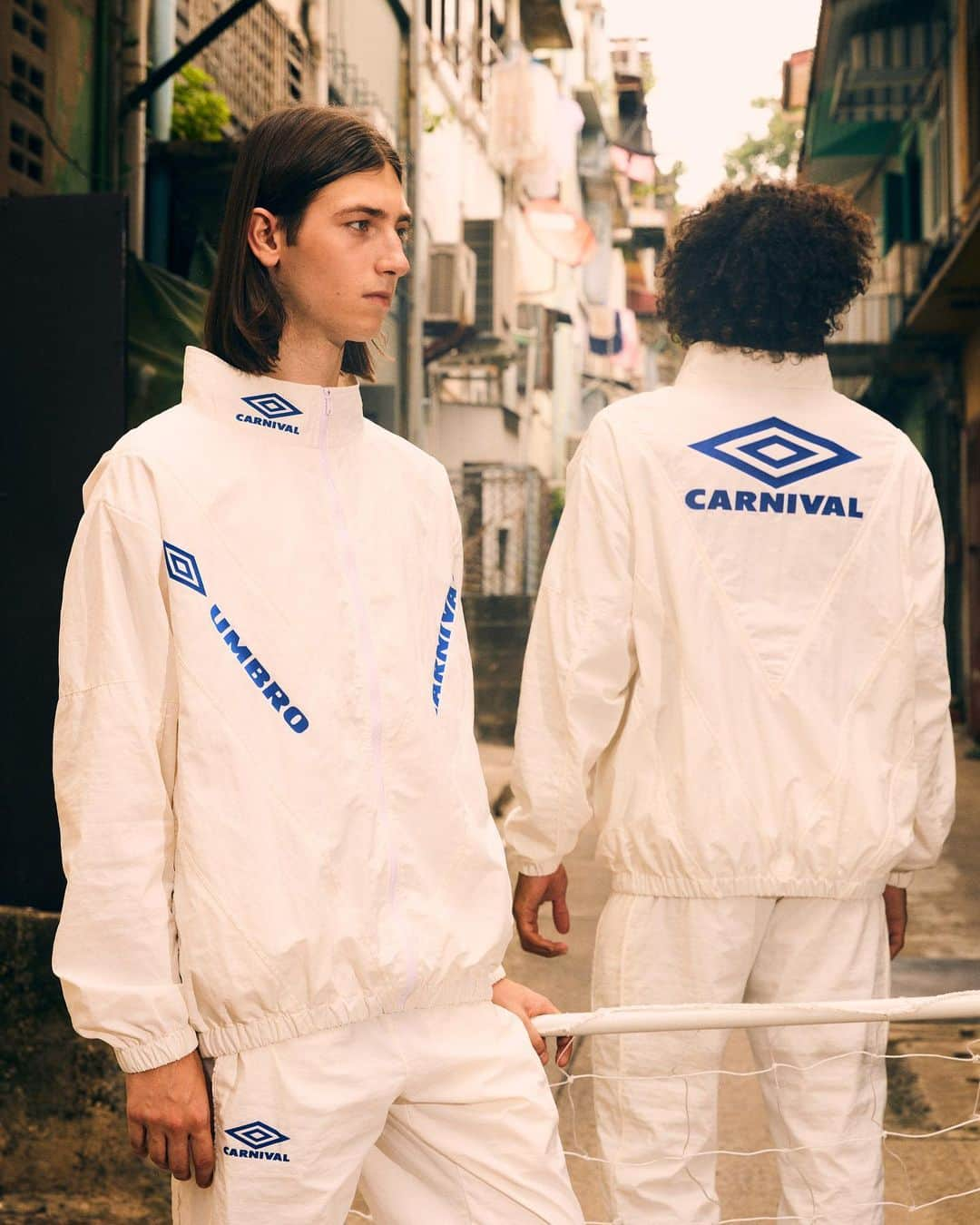 UMBROさんのインスタグラム写真 - (UMBROInstagram)「#carnivalxumbro.    A unique capsule collection inspired by a love for the game, iconic 💎💎 silhouettes and @carnivalbkk style.   Available exclusively in Thailand from 25.11.23.   #umbro #carnivalbkk」11月24日 17時59分 - umbro