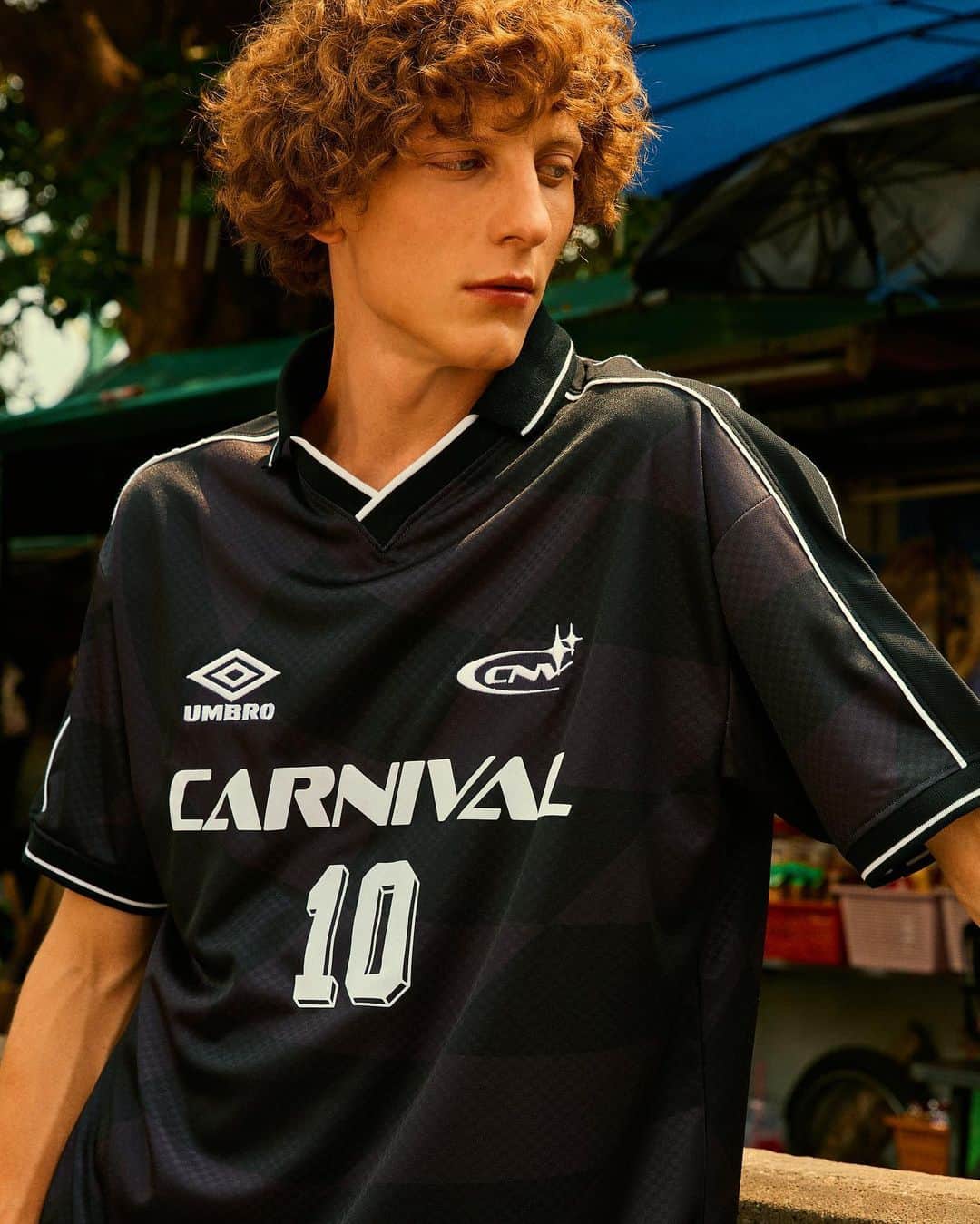 UMBROさんのインスタグラム写真 - (UMBROInstagram)「#carnivalxumbro.    A unique capsule collection inspired by a love for the game, iconic 💎💎 silhouettes and @carnivalbkk style.   Available exclusively in Thailand from 25.11.23.   #umbro #carnivalbkk」11月24日 17時59分 - umbro