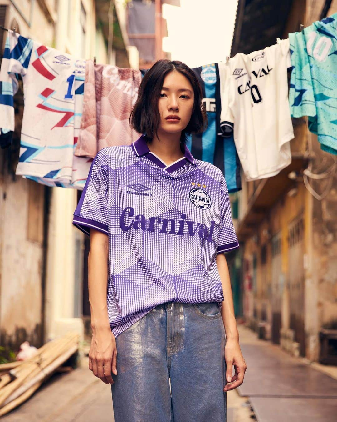 UMBROさんのインスタグラム写真 - (UMBROInstagram)「#carnivalxumbro.    A unique capsule collection inspired by a love for the game, iconic 💎💎 silhouettes and @carnivalbkk style.   Available exclusively in Thailand from 25.11.23.   #umbro #carnivalbkk」11月24日 17時59分 - umbro