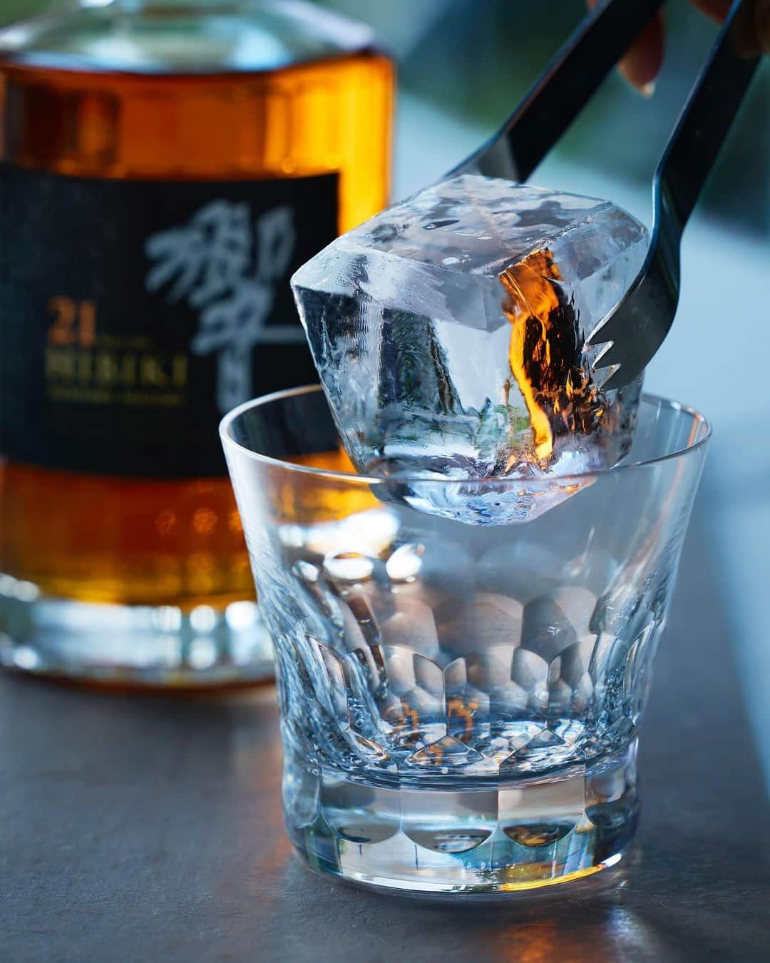 響 | SUNTORY WHISKY HIBIKIのインスタグラム：「. HIBIKI TIME ~二十四節気・小雪~  ひと手間がもたらす豊かさを感じて。 Appreciate the richness that comes with a little effort.  #hibiki #響 #hibiki_time #二十四節気 #24seasons #小雪 #shousetsu #withnature #winter #初冬 #氷 #pureice #baccarat#バカラ」