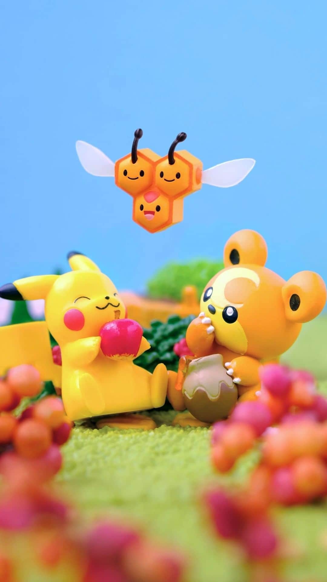 ピカチュウ公式Instagramのインスタグラム：「【 #今日のピカチュウ 】  あまい香りに誘われて、ミツハニーもどこからかやってきたみたい🍯🍎  #ピカチュウ #ヒメグマ #ミツハニー #ポケモン #ポケットモンスター #コマ撮り #はちみつ #きのみ #pikachu #teddiursa #combee #pokemon #pokémon #honey #nuts #pikachu_snap  #stopmotion #gif」