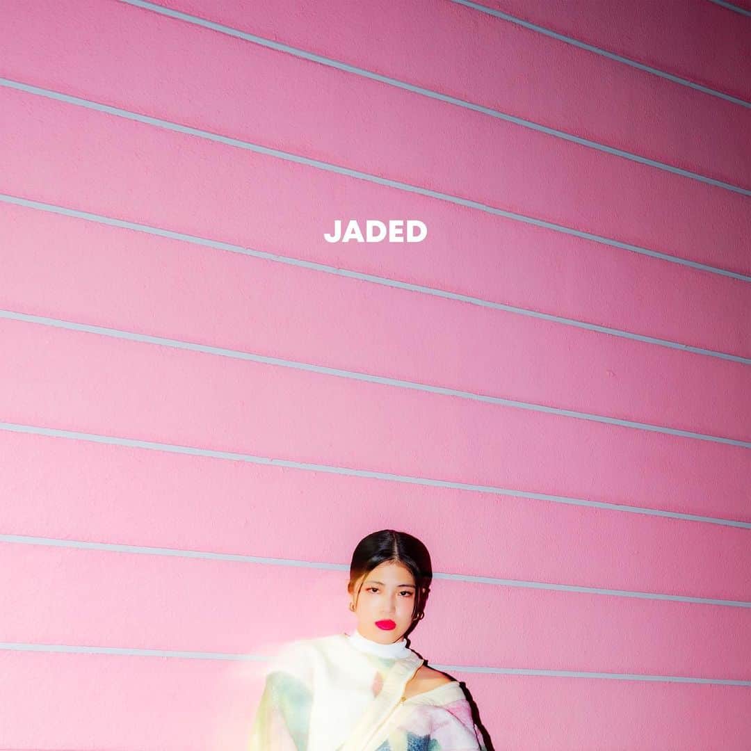 ワーナーミュージック・ジャパンのインスタグラム：「#MoMo の初EPから「Jaded」が先行配信中！ グルーヴあるR&Bサウンドと調和するシルキーボイスに注目！🎤   横ノリでビートに合わせて体を揺らしたいならこの一曲！📀   #Jaded #RnB #チル」