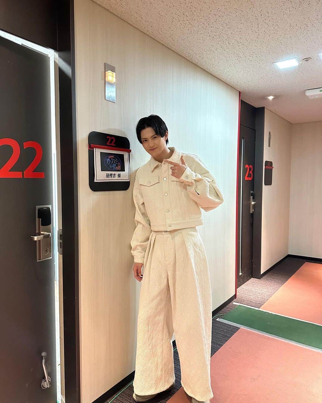 簡秀吉さんのインスタグラム写真 - (簡秀吉Instagram)「📺告知📺 今夜21時58分〜フジテレビ 『人志松本の酒のつまみになる話』に出演します🍻  毎週金曜日楽しみにしていた番組だったのであのテーブルに 座ってるのがなんだか不思議でした。 凄く楽しかった収録だったので皆さんお楽しみに！  matching material :@desir_jn shoes:@clarksoriginals ear cuff,ring:@_scat.official ring:@johan_silverman_paris stylist:@kanedakenshi」11月24日 18時00分 - hideyoshi_kan_official