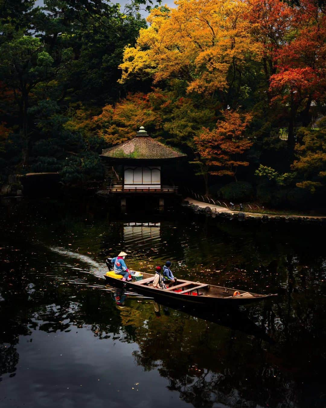 Visit Wakayamaさんのインスタグラム写真 - (Visit WakayamaInstagram)「. Gliding across the still waters, reflecting on the beauty of the vibrant maple leaves  📸 @saigont528 📍 Momijidani Teien Garden, Wakayama . . . . . #discoverjapan #unknownjapan #instajapan #landscape #japan #japantrip #japantravel #beautifuldestinations #wakayama #wakayamagram #explore #adventure #visitwakayama #travelsoon #visitjapan #stayadventurous #igpassport #explorejapan #lonelyplanet #sustainabletourism #worldheritage #koyasan #autumninjapan #fallfoliage #fallcolors #mapleleaves #momijidaniteien #momiji #japanesegarden #wakayamacastle」11月24日 18時00分 - visitwakayama