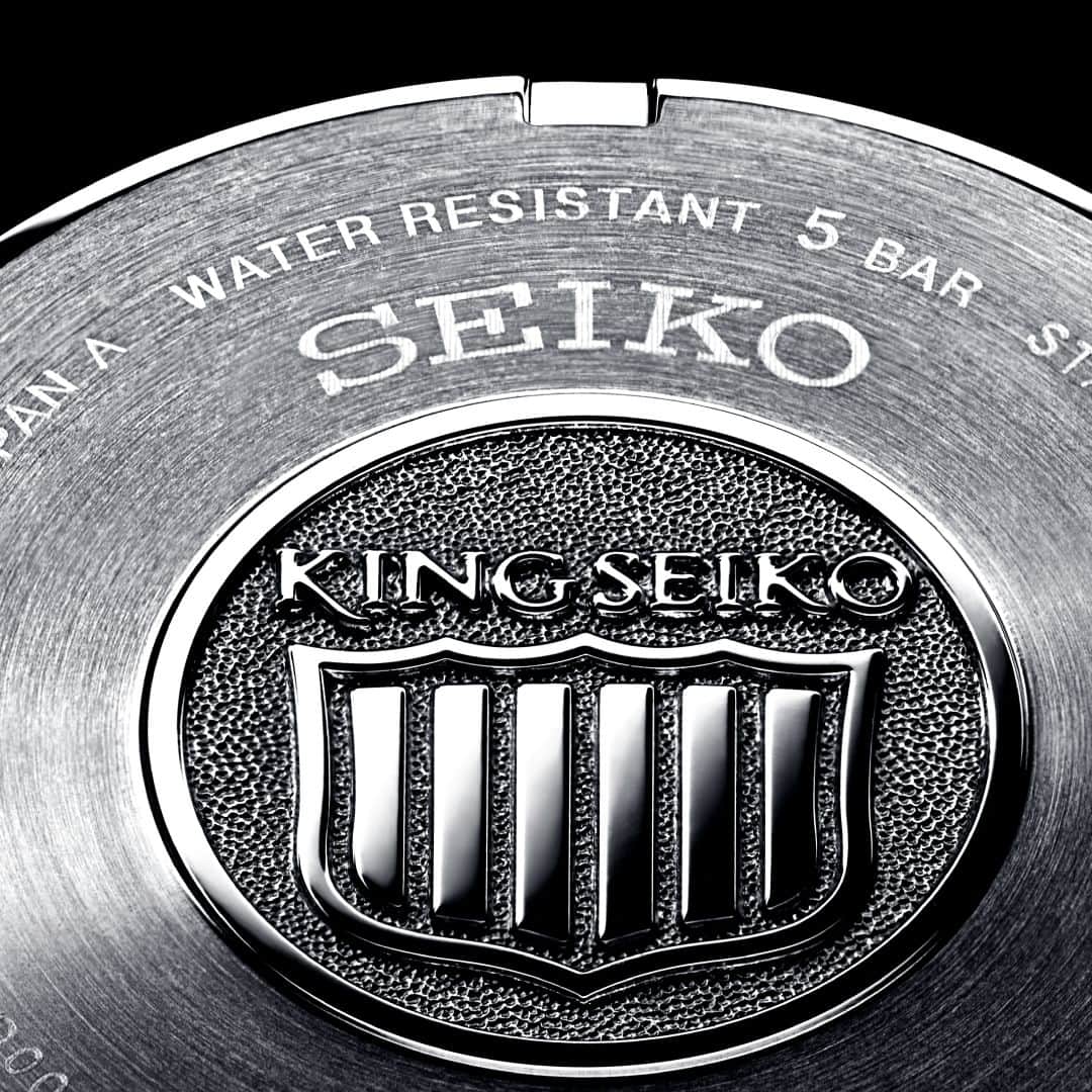 セイコーのインスタグラム：「The Newest Classic〈 KING SEIKO 〉  「盾」をモチーフとしたブランドマークは当時のアイコニックなシルエットを継承しつつも、よりフラットに、モダンに刷新され、裏ぶたに刻まれています。  SDKA005：418,000円(税込)  https://www.seikowatches.com/jp-ja/products/kingseiko/sdka005  #sdka005 #seiko #セイコー #kingseiko #キングセイコー #watch #watches #automatic #6l35 #watchfan #watchesofinstagram #madeinjapan」