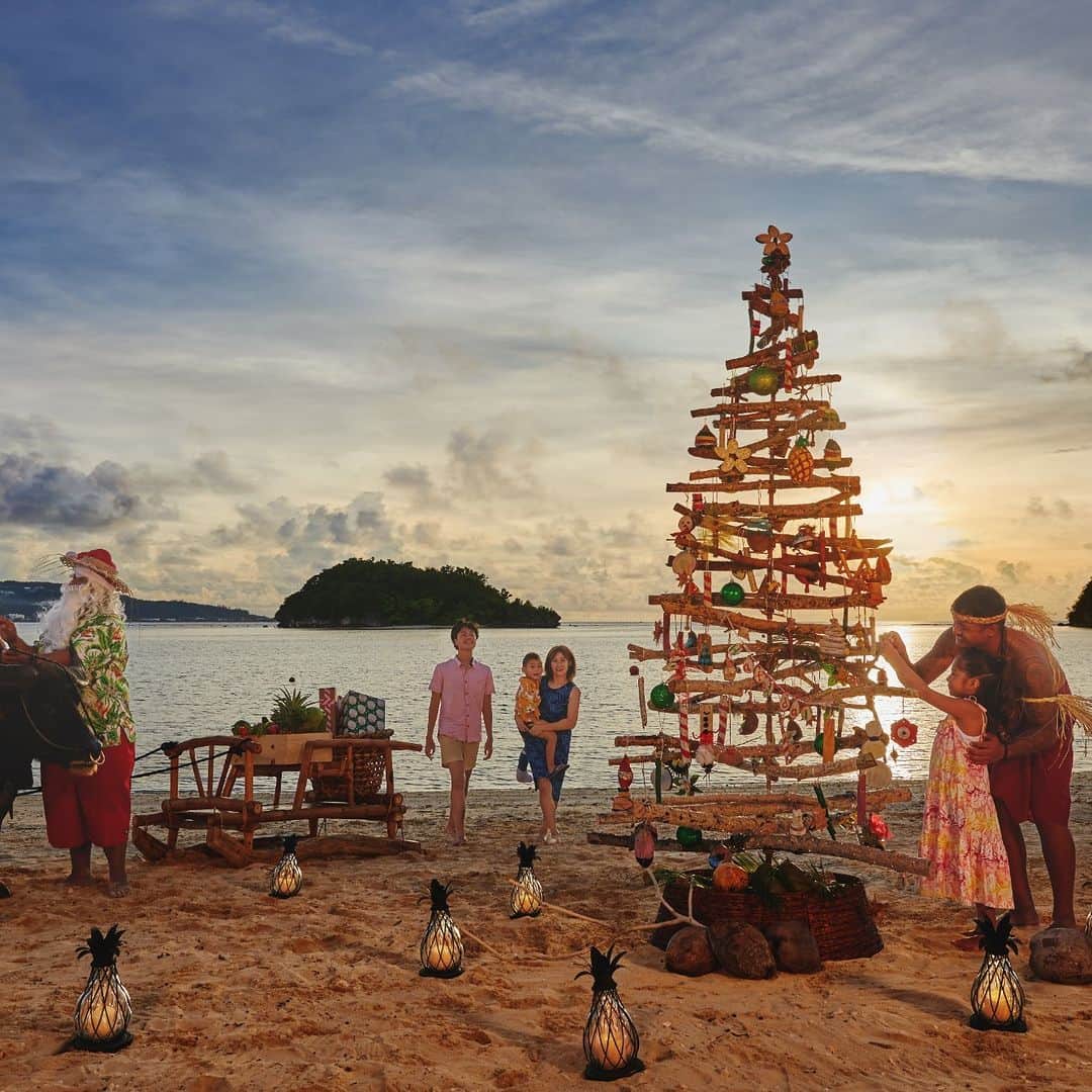 星野リゾートのインスタグラム：「【常夏のクリスマスパーティー「Tanoクリスマス」🎄】 📍リゾナーレグアム - RISONARE Guamu  「Tono(タノ)」は、グアムの先住民チャモロ人の言葉で土地を意味し、グアムの土地で育つ植物、農産物、樹木や石もタノと考えられています。  そんなタノを大切にするチャモロ人にならい、タノをテーマにしたクリスマスイベントを開催！台風で倒れてしまった廃木を使ってクリスマスツリーやオーナメントを作ったり、伝統的なチャモロ料理やクリスマスデザートなどを楽しんだり、タノで楽しいクリスマスシーズンを過ごせませす✨  #HoshinoResorts #星野リゾート #Risonare #リゾナーレ #RisonareGuamu #リゾナーレグアム #グアム #グアム旅行 #オーシャンビュー #子連れ旅行 #家族旅行 #リゾートホテル #クリスマス #タノ」