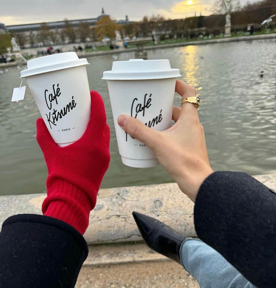 Café Kitsuné Parisのインスタグラム：「Battling the cold with Café Kitsuné warm coffee cups, and cozy gloves ☕❄️ - 👉Café Kitsuné Tuileries⁠⁠⁠ 208 Rue de Rivoli, 75001 Paris⁠⁠⁠ Monday-Sunday: 8am-6:30pm」
