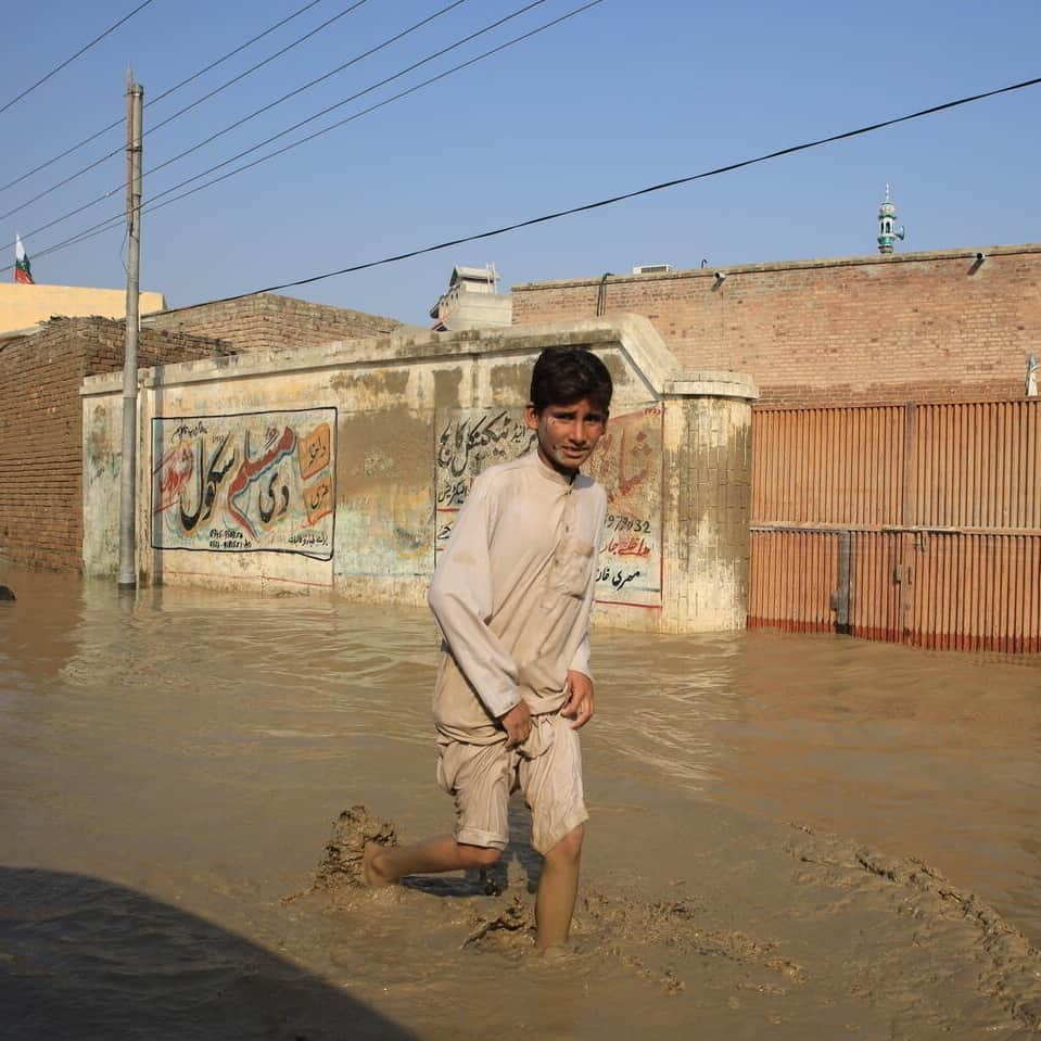 unicefのインスタグラム：「Children are already being forced to deal with a climate-changed world, and they need our help.  To ensure health services, schools, water systems and the supply of nutritious food are resilient to climate change, we need urgent action, innovation and increased financing. #COP28  © UNICEF/UN0696411/Moin © UNICEF/UN0635404/Ayene」