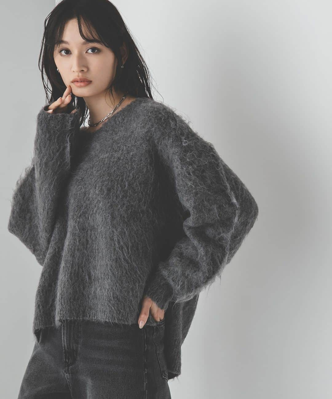 NATURAL BEAUTY BASICさんのインスタグラム写真 - (NATURAL BEAUTY BASICInstagram)「fine product GRAY  【Brushed Knit】 ボリューム感のある起毛素材が今年顔。 オーバーサイズで抜け感のあるフォルムも今気分です  ■起毛ニットプルオーバー ¥8,910 tax in size:FR color:チャコール/オフ/ブルー #0173270011  ■ワイドストレートデニムパンツ ¥9,460 tax in size:S/M/PS color:クロ/ブルー #0174130003/0173230800   ■起毛ニットカーディガン ¥9,900 tax in size:FR color:オフ/チャコール/ブラウン #0173275011  ■シャイニータフタフレアスカート ¥11,990 tax in size:S/M color:シルバーグレー/クロ/オフ #0174120002   詳しくはプロフィール欄のURLから webカタログをチェック♪  #グレーコーデ #グレー  #ワントーンコーデ #起毛ニット #ニットカーディガン #ニットコーデ  #Vネック #Vネックニット #ワイドデニム #フレアスカート #冬コーデ #お出かけコーデ #オフィスコーデ #オフィスカジュアル #通勤コーデ #大人可愛い #カラーコーデ #着回しコーデ #きれいめカジュアル #ベーシックコーデ #ベーシック #ナチュラルコーデ #トレンドスタイル #シンプルコーデ #ナチュラルビューティーベーシック #naturalbeautybasic」11月24日 18時00分 - naturalbeautybasic_official