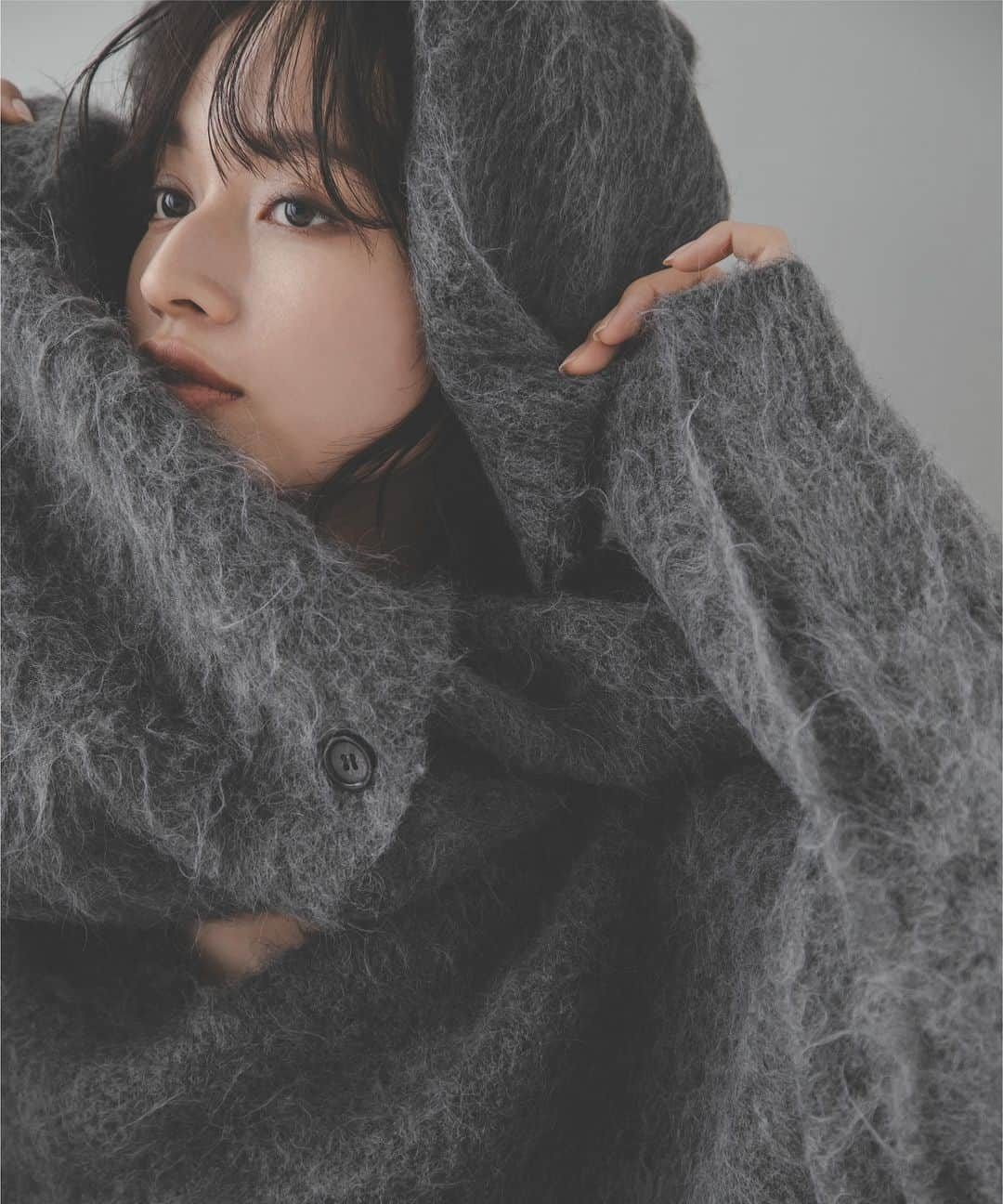 NATURAL BEAUTY BASICさんのインスタグラム写真 - (NATURAL BEAUTY BASICInstagram)「fine product GRAY  【Brushed Knit】 ボリューム感のある起毛素材が今年顔。 オーバーサイズで抜け感のあるフォルムも今気分です  ■起毛ニットプルオーバー ¥8,910 tax in size:FR color:チャコール/オフ/ブルー #0173270011  ■ワイドストレートデニムパンツ ¥9,460 tax in size:S/M/PS color:クロ/ブルー #0174130003/0173230800   ■起毛ニットカーディガン ¥9,900 tax in size:FR color:オフ/チャコール/ブラウン #0173275011  ■シャイニータフタフレアスカート ¥11,990 tax in size:S/M color:シルバーグレー/クロ/オフ #0174120002   詳しくはプロフィール欄のURLから webカタログをチェック♪  #グレーコーデ #グレー  #ワントーンコーデ #起毛ニット #ニットカーディガン #ニットコーデ  #Vネック #Vネックニット #ワイドデニム #フレアスカート #冬コーデ #お出かけコーデ #オフィスコーデ #オフィスカジュアル #通勤コーデ #大人可愛い #カラーコーデ #着回しコーデ #きれいめカジュアル #ベーシックコーデ #ベーシック #ナチュラルコーデ #トレンドスタイル #シンプルコーデ #ナチュラルビューティーベーシック #naturalbeautybasic」11月24日 18時00分 - naturalbeautybasic_official