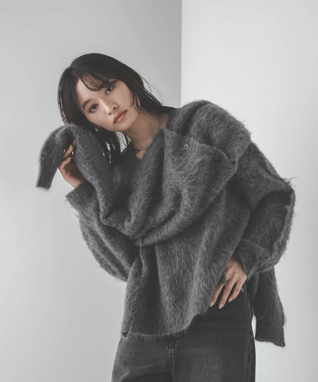 NATURAL BEAUTY BASICさんのインスタグラム写真 - (NATURAL BEAUTY BASICInstagram)「fine product GRAY  【Brushed Knit】 ボリューム感のある起毛素材が今年顔。 オーバーサイズで抜け感のあるフォルムも今気分です  ■起毛ニットプルオーバー ¥8,910 tax in size:FR color:チャコール/オフ/ブルー #0173270011  ■ワイドストレートデニムパンツ ¥9,460 tax in size:S/M/PS color:クロ/ブルー #0174130003/0173230800   ■起毛ニットカーディガン ¥9,900 tax in size:FR color:オフ/チャコール/ブラウン #0173275011  ■シャイニータフタフレアスカート ¥11,990 tax in size:S/M color:シルバーグレー/クロ/オフ #0174120002   詳しくはプロフィール欄のURLから webカタログをチェック♪  #グレーコーデ #グレー  #ワントーンコーデ #起毛ニット #ニットカーディガン #ニットコーデ  #Vネック #Vネックニット #ワイドデニム #フレアスカート #冬コーデ #お出かけコーデ #オフィスコーデ #オフィスカジュアル #通勤コーデ #大人可愛い #カラーコーデ #着回しコーデ #きれいめカジュアル #ベーシックコーデ #ベーシック #ナチュラルコーデ #トレンドスタイル #シンプルコーデ #ナチュラルビューティーベーシック #naturalbeautybasic」11月24日 18時00分 - naturalbeautybasic_official