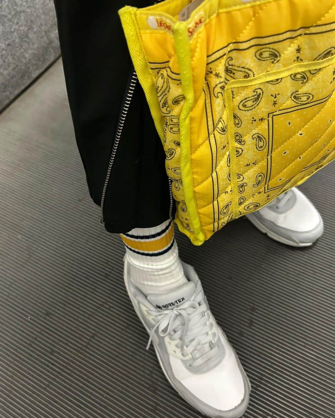進藤やす子のインスタグラム：「＊ yellow💛  夏に買ったレスポ @lesportsacjapan のバッグ、夏っぽいけど冬だって使います。 ピンクも買っておけばよかったー！  #lesportsac #lesportsacatelier」