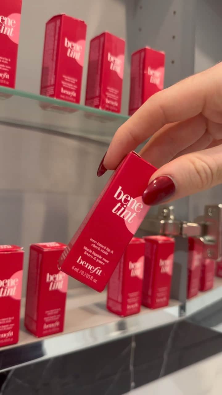 Benefit Cosmetics UKのインスタグラム：「Your favourite lip and cheek stain is now on sale 😘  Happy shopping Benefam 🛍️  #blackfriday #benetint #benetintcheck」