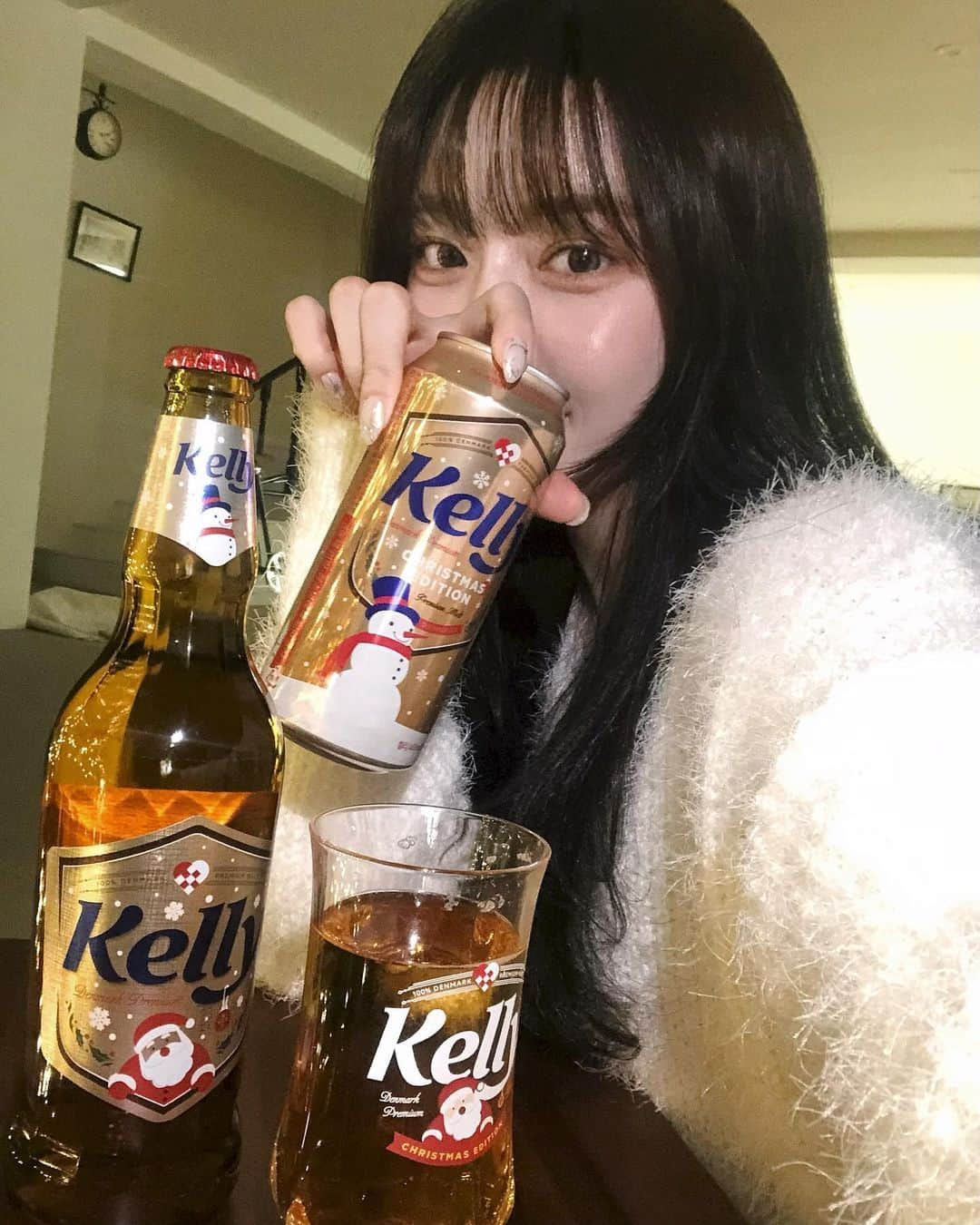 ウィ・ソンヒのインスタグラム：「#광고 @official.kelly.kr   켈리가 크리스마스 에디션 귀여운 패키지로 출시됐어요🎄♥ 부드러우면서 강렬한 맛의 켈리 크리스마스 에디션은 1년에 딱 한 번 크리스마스 시즌에만 구매할 수 있는 수량 한정판이라던데 ~~  거기에 덴마크 크리스마스 감성을 느낄 수 있는 종이하트와 귀여운 산타가 있는 라벨까지!! 크리스마스 감성 뿜뿜인데 안 살 이유가 없잖아요!?  여러분도 다가오는 연말, 켈리와 함께 설레는 기분 느껴보세요☃  #켈리 #켈리크리스마스에디션 #메리켈리크리스마스 #켈리한정판 #Kelly」