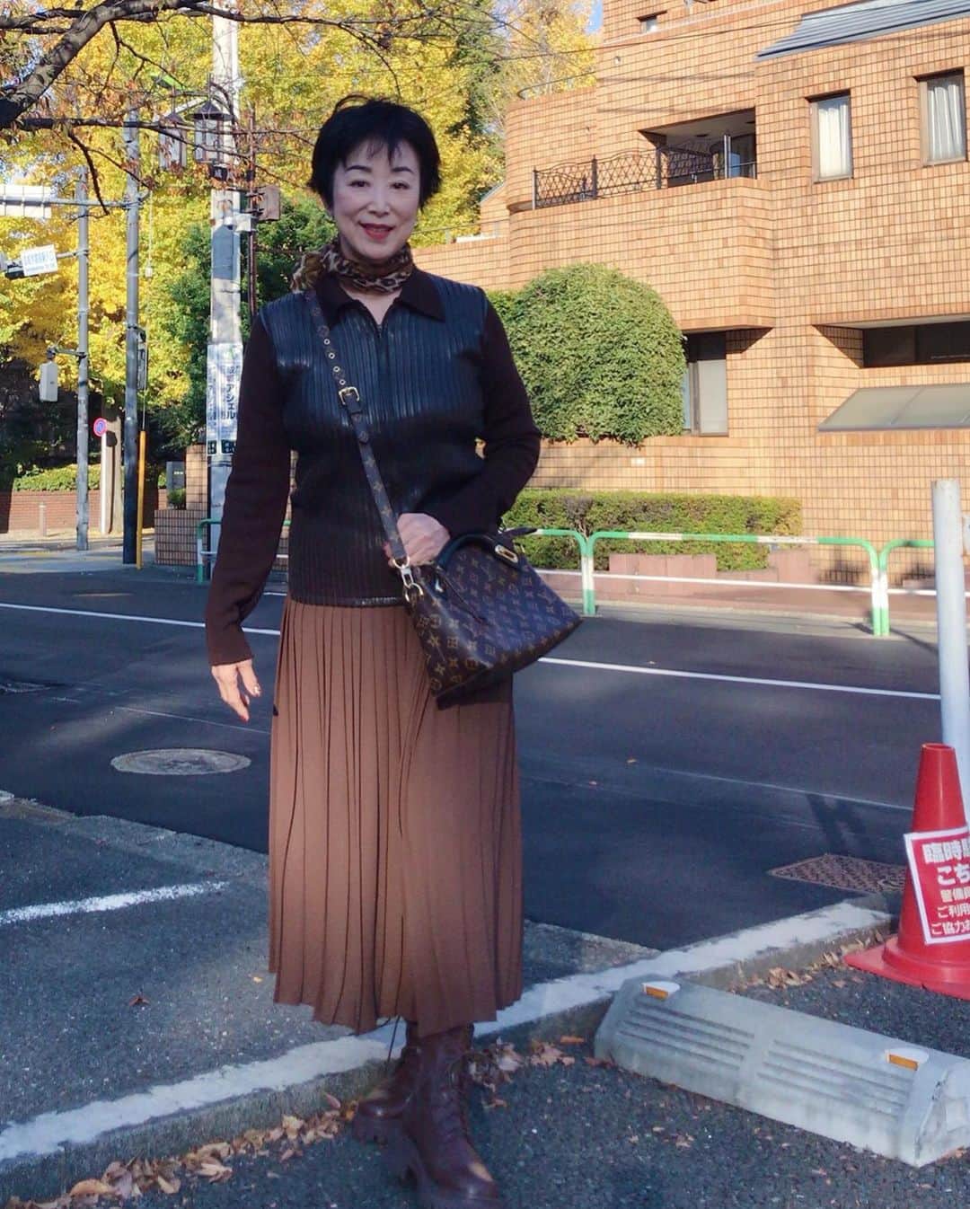 小川知子さんのインスタグラム写真 - (小川知子Instagram)「なんて暖かいの？！ 家を出た途端、 ムワっとした風が。  薄いセーターでも暑いくらい。 半袖の人もいました。 何だか冬物の出番がなくなりそうな気候。  樹々も今年は紅葉真っ盛りという感じではないなー。  こういう気候はお寿司が美味しい🍣  京都旅行の土産話をしながら食べ物の情報交換。 「鱧カツが美味しいのよ〜」って言ったら、知らない！って板さんが。 京都では年中食べられるので羨ましい限りです。 スーパーでも普通に売ってるし。  ネイルはクリスマス仕様🎄 セルフネイルよ💅  #寿司🍣 #成城 #鱧カツ #土産話 #何この暑さ #クリスマスネイル #セルフネイル #小川知子」11月24日 18時03分 - tomoko_ogawa_