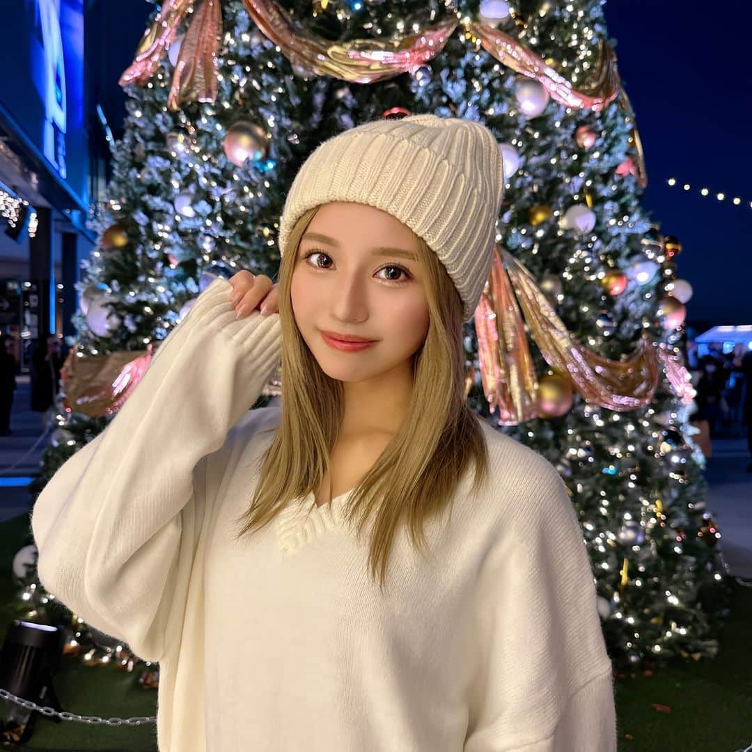 なーちゃんのインスタグラム：「・ クリスマスツリーが綺麗だったよ😍🎄 ・ ・ backnumberのクリスマスソングが頭から離れない😽🎵 みんなはクリスマスソングと言ったら何かな？💕 ・ ・ 素敵な週末をお過ごしください🥰 ・ ・ ・ #クリスマスソング #クリスマスツリー #イルミネーション #冬コーデ #東京 #押上」