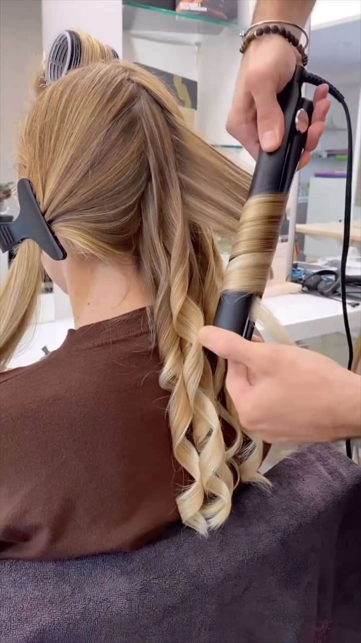ghd hairのインスタグラム：「Discover platinum+, our best-selling hair straightener with ground-breaking ultra-zone™ technology that predicts the needs of your hair, now currently 25% OFF! 🙌 🛍️  Receive a complimentary paddle brush with purchase when using code GHDXBF at checkout today💰 (FYI: We have tool personalisation across selected tools too!) ✍️   #ghd #ghdhair #blackfriday #haircaredeals #blackfriday23 #blackfridayhaircare」