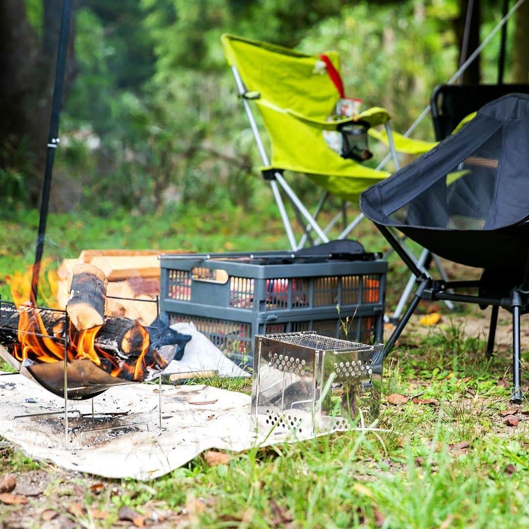 キャンプ情報サイト［ランタン］のインスタグラム：「CAMP SMILE STYLE ／ 爽やかな森の中で焚き火をして過ごす。 ファミリーキャンプはコンパクトで快適に ＼ いろんなキャンパーのキャンプスタイルを現地取材と一般キャンパーからの投稿で数多く掲載してます。 . . 詳しくは @lantern.camp webサイトをご覧ください . . #camp #camping #camplife #outdoor #travel #trip #lantern_smile #キャンプ #キャンプ用品 #アウトドア #テント #自然 #旅行 #キャンプ初心者 #キャンプ好きな人と繋がりたい #アウトドア好きな人と繋がりたい #camper #外遊び #キャンプスタイル #かぶとの森テラス #ファミリーキャンプ #ファミキャン #WAQ #ワック #LEDライト #Coleman #コールマン #captainstag #キャプテンスタッグ」