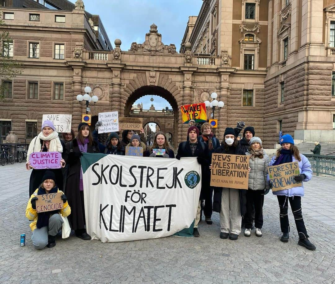 グレタ・トゥーンベリのインスタグラム：「Climate strike week 275. #FridaysForFuture #ClimateStrike」