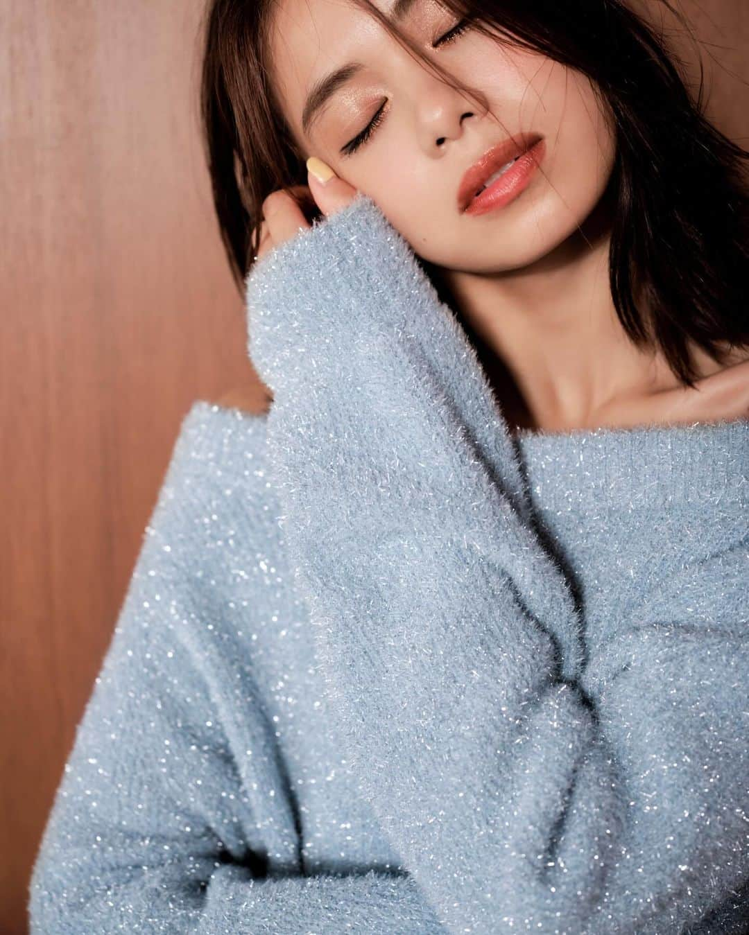 LOUNIE（ルーニィ）さんのインスタグラム写真 - (LOUNIE（ルーニィ）Instagram)「Lame Knit 繊細なきらめきをデイリーに楽しむ  キラキラと輝くラメを織り込んだ オフショルにもなる2WAYニット。 上品なペールブルーも どこか目新しい印象で楽しめるはず。  📌X'mas FAIR 11/23(木)～12/14(木)の期間中、税込み33,000円以上お買い上げで "ピンク"色の限定商品が当たる抽選会実施中！ 詳しくはLOUNIEオンラインストアへ！  #LOUNIE#ルーニィ#ホリデー#華やかコーデ #きれいめコーデ#通勤コーデ#クリスマスコーデ#女子会コーデ#ホテルランチ#ホカンス#ラメ#フェザー#キラキラ#ニットコーデ」11月24日 18時04分 - lounie_jp