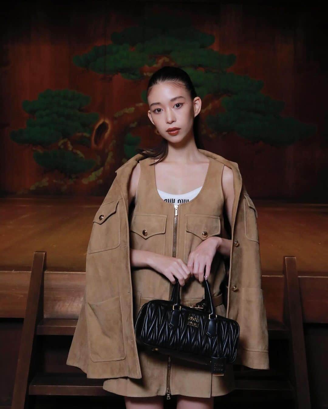 森川葵のインスタグラム：「miumiuのショップにおじゃましてきました。今年もたくさん頑張ったし、もうすぐクリスマスだし、ご褒美にきらきらバッグ買っちゃいました。🎄🎁  その後鑑賞した約700年絶えず続いてきた能は、まるでその時代の時間の流れを感じられるような贅沢な時間の使い方、ゆっくりとした動き、そして表情を変えない能面から気付けば目が離せなくなっていました。 数少ない女性能楽師、鵜澤光さんの舞 そして能面師、宇髙景子さんの面 このような機会を頂き改めて日本の伝統芸能の繊細で美しい表現に触れることができ、本当に幸せなひとときでした。。  @miumiu #MiuMiu #MIUMIUCLUBTOKYO #pr」