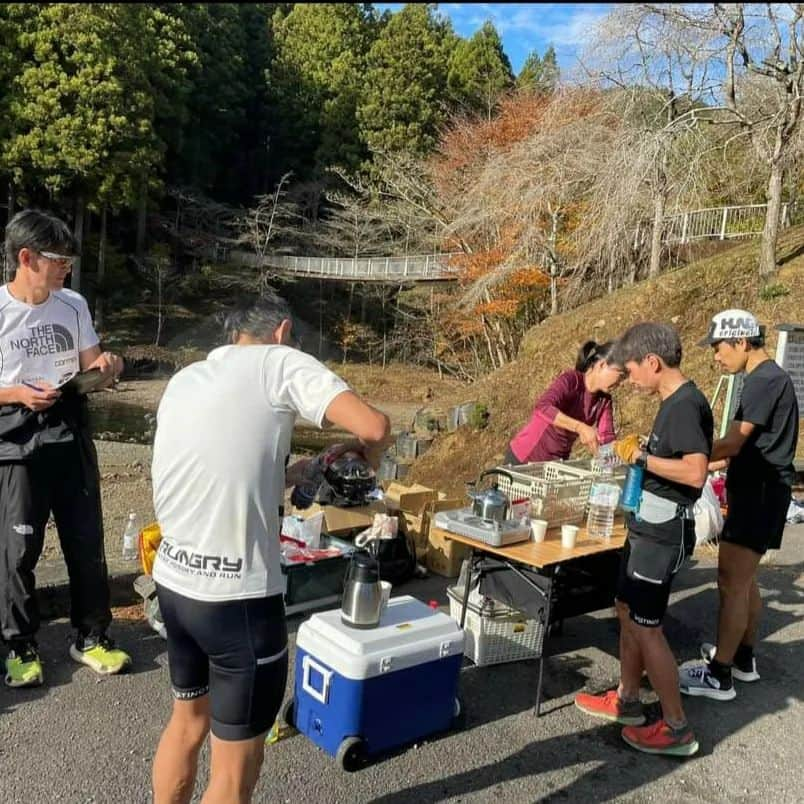 鏑木毅さんのインスタグラム写真 - (鏑木毅Instagram)「チーム100マイルカップ6時間エンデューロレース開催しました。一周3kmほどのハードコースを6時間でどれだけ走れるか挑戦です。 練習会ともレースとも違う走力を養う効果があると思います。 このイベントで大切なのは コース設定。コース 途中で 心拍数が下がるような要因となる（ガレ場、岩場など）がないことが重要です。 なじみのメンバーと競い合うことで心の一体感を感じながら自身の心と闘うことでレースとはまた違ったレベルアップが望めます。すみません私は週末の50kmレース参戦のため今回は裏方に徹しました。そもそも先週の箱根50kmの疲れも全然抜けません…。 #チーム100マイル #osj湘南クラブハウス #trailrunning #vectiv #vectivpro #thenorthfacejapan #tnfjp #tsuyoshikaburaki #thenorthfaceathlete #tnf_flighttokyo #goldwin #mf100 #100マイル #100マイルやってやる」11月24日 18時05分 - tsuyoshikaburaki