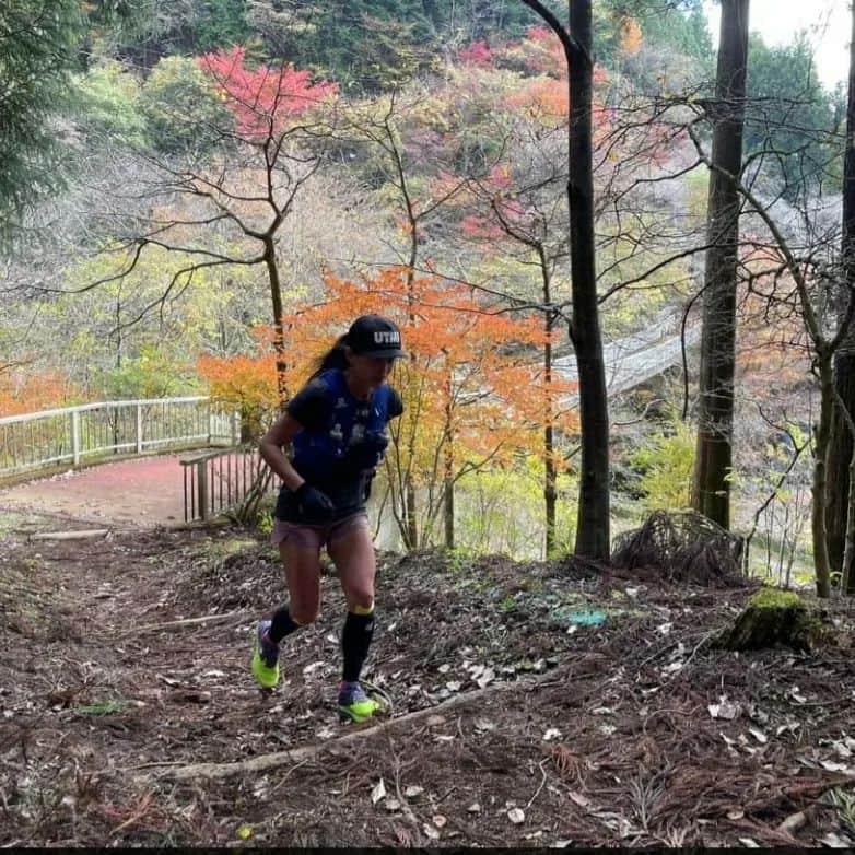 鏑木毅のインスタグラム：「チーム100マイルカップ6時間エンデューロレース開催しました。一周3kmほどのハードコースを6時間でどれだけ走れるか挑戦です。 練習会ともレースとも違う走力を養う効果があると思います。 このイベントで大切なのは コース設定。コース 途中で 心拍数が下がるような要因となる（ガレ場、岩場など）がないことが重要です。 なじみのメンバーと競い合うことで心の一体感を感じながら自身の心と闘うことでレースとはまた違ったレベルアップが望めます。すみません私は週末の50kmレース参戦のため今回は裏方に徹しました。そもそも先週の箱根50kmの疲れも全然抜けません…。 #チーム100マイル #osj湘南クラブハウス #trailrunning #vectiv #vectivpro #thenorthfacejapan #tnfjp #tsuyoshikaburaki #thenorthfaceathlete #tnf_flighttokyo #goldwin #mf100 #100マイル #100マイルやってやる」