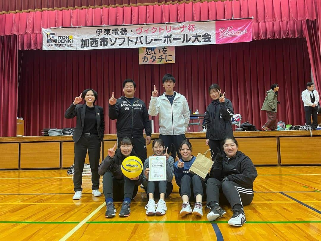 吉岡可奈のインスタグラム：「. 「伊東電機・ヴィクトリーナ杯  加西市ソフトバレーボール大会」に ヴィクトリーナアカデミーの監督、コーチ陣と ヴィクトリーナOGとして参加してきました🏐 . 初めてのソフトバレー🦊 ブロック手出し過ぎて たっくさんファールしちゃいましたけど 楽しかった〜😜🧡 久しぶりにミホさんとバレーできて嬉しかったです〜🌸 . どこのチームも強かったけど 無事に2連覇できて一安心でした😚 . . #伊藤電気 #加西市 #ソフトバレー #2連覇 #ヴィクトリーナ姫路 #ヴィアーレ兵庫 #ノバック #龍野生コン #姫路 #女子バレー」