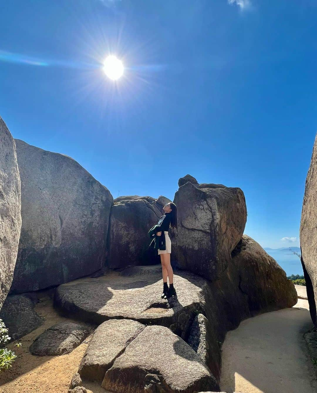 西村まどかのインスタグラム：「冬でも太陽浴びたい🫶  広島の世界遺産 #弥山 の山頂。 ごつごつした岩の迫力すごかった〜  アウトドア大好きだけど、皮膚が薄くて紫外線を吸収しやすく、日焼けと乾燥で冬の肌ケアは大変🥲特に季節の変わり目はくすみがちです。  #表参道メディカルクリニック で気になってた #メソナJ してもらったら、潤いと透明感が即効で出て感動！唇にも出来るのが嬉しかった♡ #ハイドラフェイシャル の後なので、ぐんぐん吸収してくれるのが分かった👏  とっても肌に合ってた〜 ダウンタイムもないからおすすめ☀︎ @omc.noridomi さんが沢山美容情報教えてくれました🫧  リポシーも毎日のんでるっ🍊 緑のC+Dの方が少し飲みやすい味かも。  #広島旅行 #世界遺産巡り #宮島観光 #美白ケア #美容好き #表参道メディカルクリニック六本木院 #乾燥肌 #健康美 #アーシング #毛穴洗浄 #アンチエイジング」