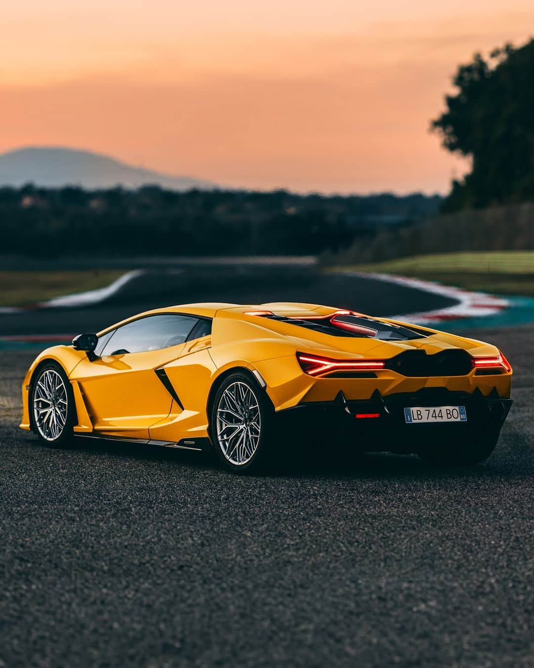 ランボルギーニのインスタグラム：「A breathtaking view no doubt but are we talking about the sunset or Revuelto?   #Lamborghini #Revuelto #FromNowOn __ The vehicle is not yet offered for sale and is therefore not subject to Directive 1999/94/EC. The fuel consumption and emissions data is in the type approval stage」