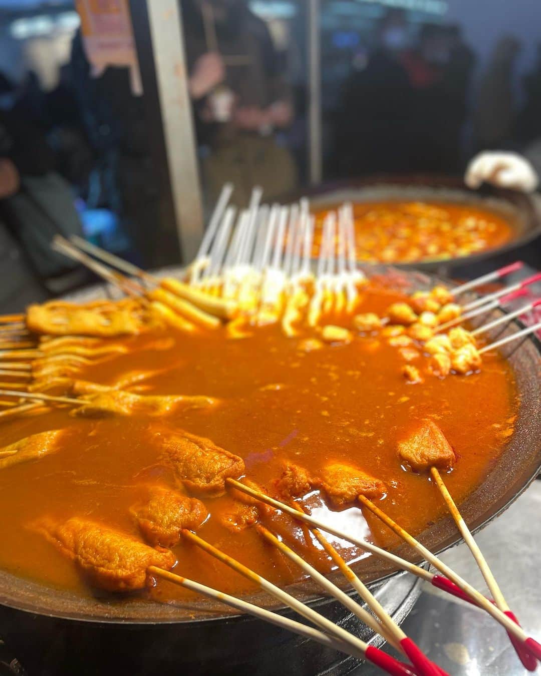 山本夢さんのインスタグラム写真 - (山本夢Instagram)「. 屋台の 食べ歩き  初日は明洞 2日目はクァンジャンシジャン の屋台で 食べ呑み歩き🍺 最高🍺🍺🍺  #korea #koreanfood  #韓国 #韓国旅行 #屋台グルメ  #動くタコ #私は食べれない #タコの店の支払いの際 #友達がクレジットカードを前のお店に忘れたの発覚 #お店の人総出でその店電話してくれて #関係無い隣のお店の人もえーってなってて #カード見つかってた #良かった #みんなとても優しかった」11月24日 18時16分 - yume_yamamoto_ue