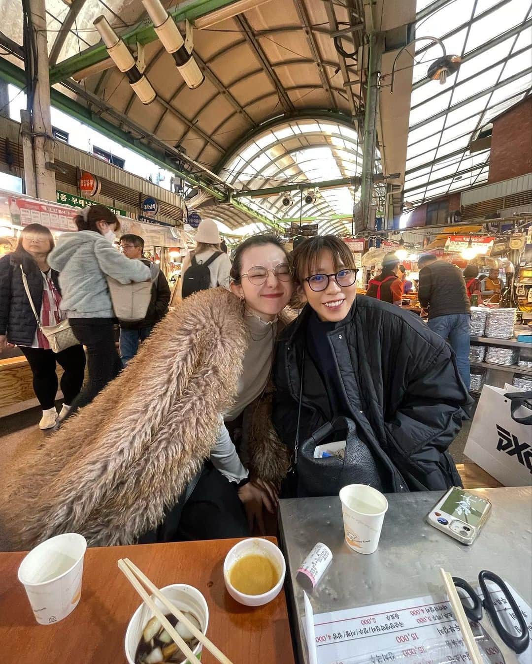 山本夢さんのインスタグラム写真 - (山本夢Instagram)「. 屋台の 食べ歩き  初日は明洞 2日目はクァンジャンシジャン の屋台で 食べ呑み歩き🍺 最高🍺🍺🍺  #korea #koreanfood  #韓国 #韓国旅行 #屋台グルメ  #動くタコ #私は食べれない #タコの店の支払いの際 #友達がクレジットカードを前のお店に忘れたの発覚 #お店の人総出でその店電話してくれて #関係無い隣のお店の人もえーってなってて #カード見つかってた #良かった #みんなとても優しかった」11月24日 18時16分 - yume_yamamoto_ue