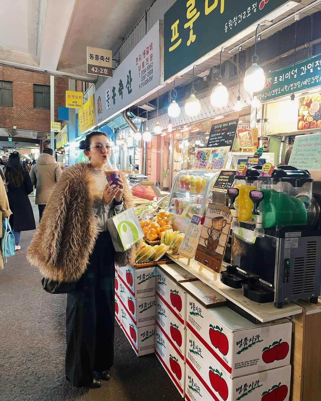 山本夢さんのインスタグラム写真 - (山本夢Instagram)「. 屋台の 食べ歩き  初日は明洞 2日目はクァンジャンシジャン の屋台で 食べ呑み歩き🍺 最高🍺🍺🍺  #korea #koreanfood  #韓国 #韓国旅行 #屋台グルメ  #動くタコ #私は食べれない #タコの店の支払いの際 #友達がクレジットカードを前のお店に忘れたの発覚 #お店の人総出でその店電話してくれて #関係無い隣のお店の人もえーってなってて #カード見つかってた #良かった #みんなとても優しかった」11月24日 18時16分 - yume_yamamoto_ue