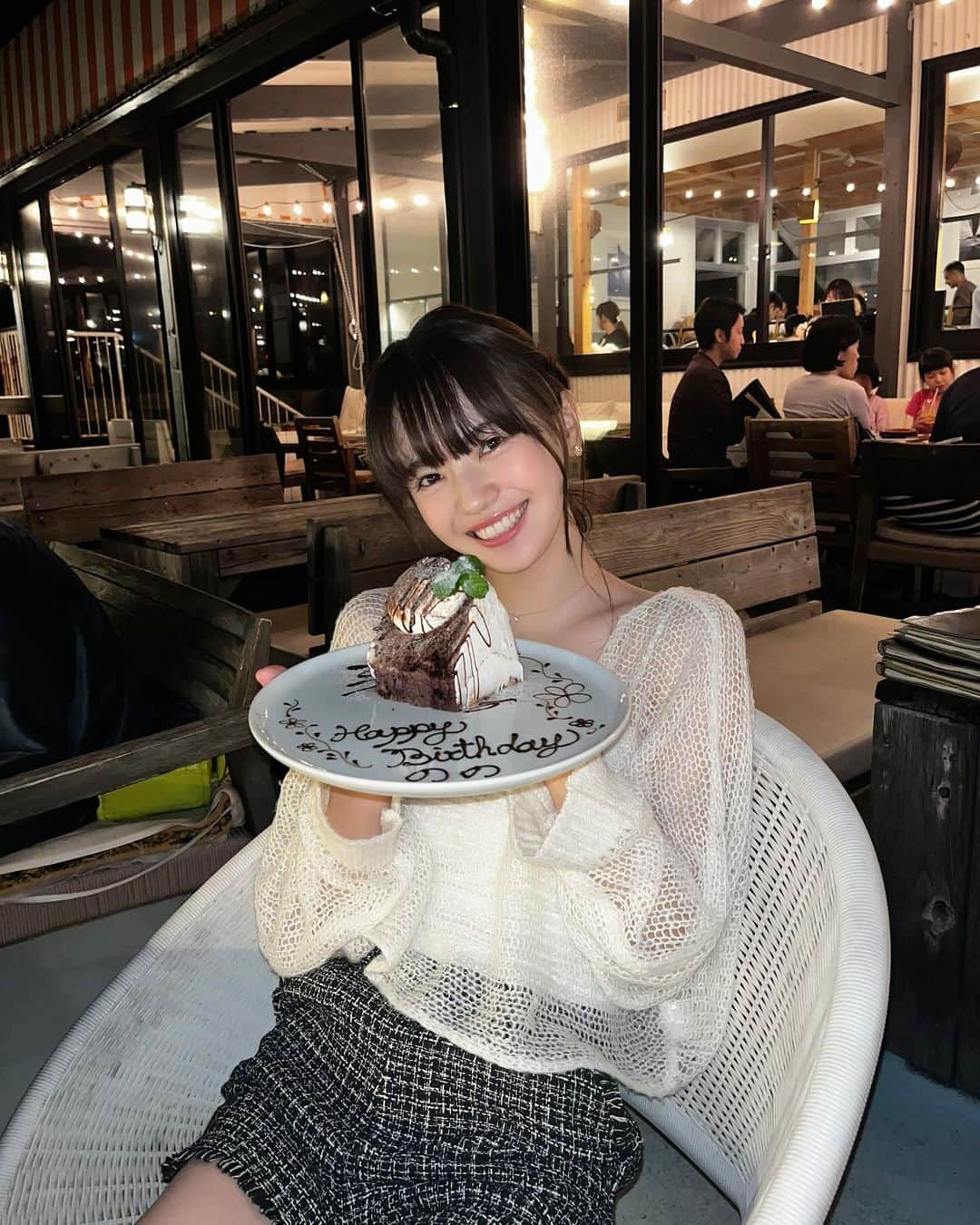 青井乃乃のインスタグラム：「超大きいシフォンケーキだった( ᴖ_ᴖ )‎！！！ はぁ、美味しかった~サプライズケーキ、これまた親友さまです！ありがとう☺️2人でわけわけした！美味しかった~！！！！ #青井乃乃」
