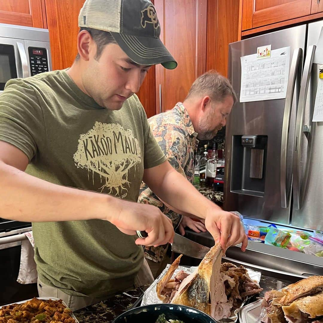 マキ・コニクソンさんのインスタグラム写真 - (マキ・コニクソンInstagram)「Happy Thanksgiving 🦃  今日はアメリカ三大イベントの一つ 感謝祭です。11月の第4木曜日。 Turkey Dayと呼んだりもするよ。🦃  感謝祭とは、 穀物やくだものを講壇に飾って 神の恵みを感謝するキリスト教の行事。  メイフラワー号でアメリカ大陸へ渡った 清教徒たちが、最初の収穫の喜びを 記念して、神への感謝としたことから 始まったそうです。  なるほど… お勉強タイム✍🏻  今日は、元旦那クレイ宅に行って 家族で感謝祭をお祝いました。 日本から来ている同級生と娘ちゃんも ジョイントしてわいわい楽しかったよ。 感謝しながら食べました。🙏🏻  感謝祭が終わったら、 一気にクリスマスモードに入ります！ 私の大好きな季節だよーっ。🌲🎅🏻  我が家のクリスマスデコレーション 楽しみにしていてね。😊 では、また明日👋🏼  #感謝祭 #happythanksgivng  #アメリカ三大イベントの一つ」11月24日 18時15分 - makikonikson