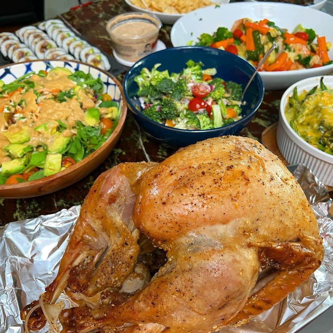 マキ・コニクソンのインスタグラム：「Happy Thanksgiving 🦃  今日はアメリカ三大イベントの一つ 感謝祭です。11月の第4木曜日。 Turkey Dayと呼んだりもするよ。🦃  感謝祭とは、 穀物やくだものを講壇に飾って 神の恵みを感謝するキリスト教の行事。  メイフラワー号でアメリカ大陸へ渡った 清教徒たちが、最初の収穫の喜びを 記念して、神への感謝としたことから 始まったそうです。  なるほど… お勉強タイム✍🏻  今日は、元旦那クレイ宅に行って 家族で感謝祭をお祝いました。 日本から来ている同級生と娘ちゃんも ジョイントしてわいわい楽しかったよ。 感謝しながら食べました。🙏🏻  感謝祭が終わったら、 一気にクリスマスモードに入ります！ 私の大好きな季節だよーっ。🌲🎅🏻  我が家のクリスマスデコレーション 楽しみにしていてね。😊 では、また明日👋🏼  #感謝祭 #happythanksgivng  #アメリカ三大イベントの一つ」