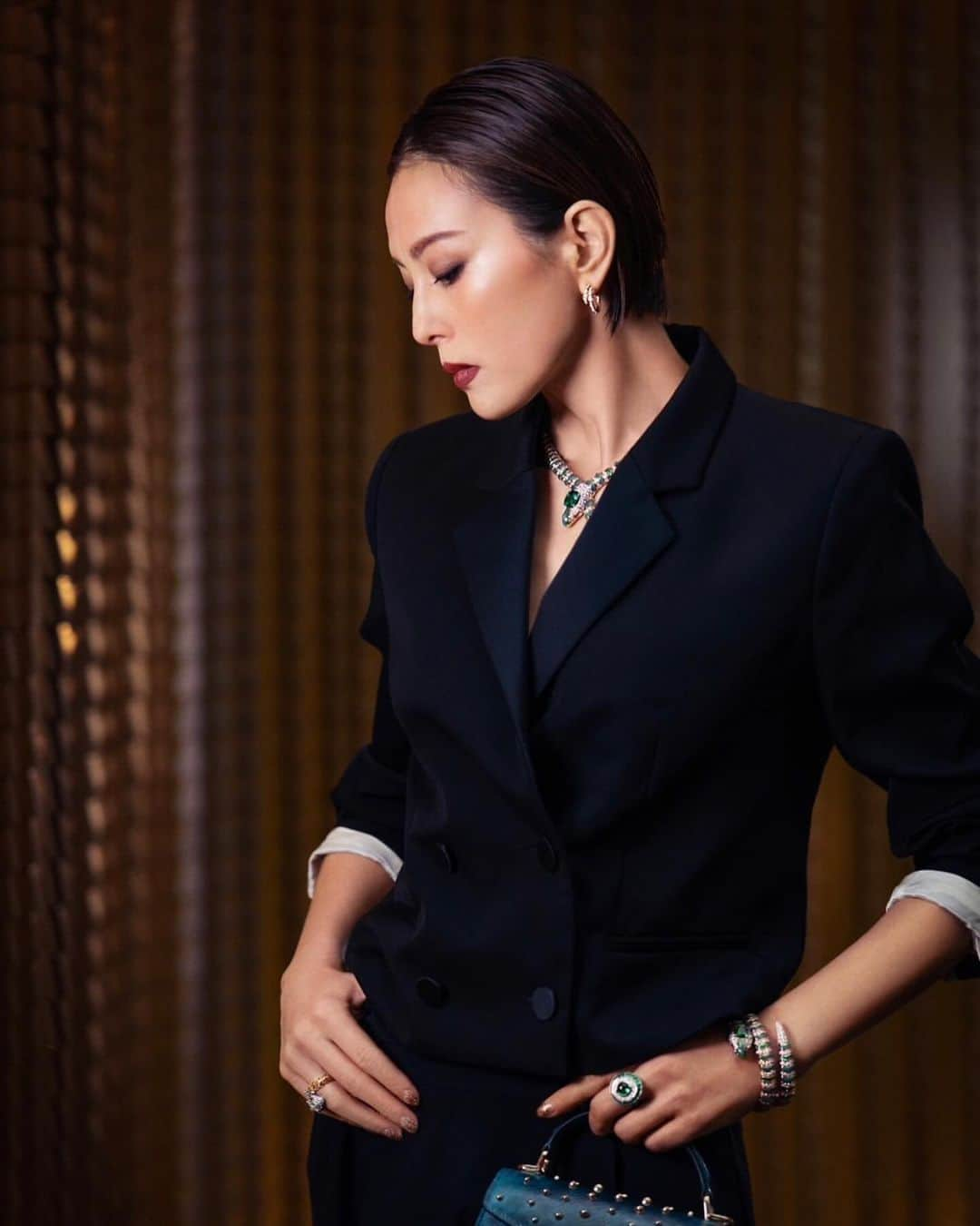 米倉涼子のインスタグラム：「載せたはずなのに消えちゃったから もう一回。。。  @bulgari  #serpenty  #juellery  #emerald  #thankyou  #goodexperience」