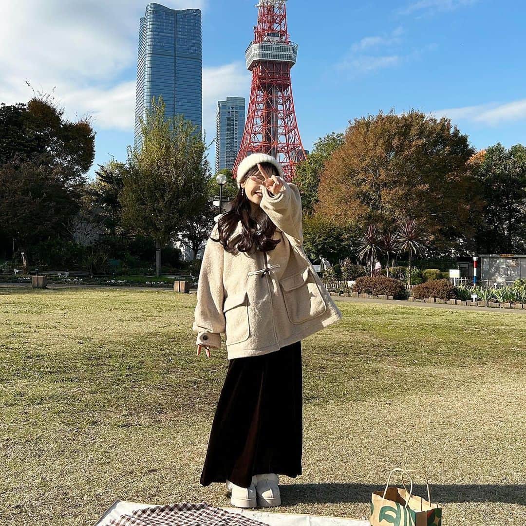 あみさんのインスタグラム写真 - (あみInstagram)「︴𝑎𝑢𝑡𝑢𝑚𝑛 𝑝𝑖𝑐𝑛𝑖𝑐 , 𝑐𝑜𝑜𝑟𝑑𝑖𝑛𝑎𝑡𝑒  𓂃𓈒𓏸   東京で秋ピクニック~ 🍂 芝公園の東京タワーが見えるスポットでピクニックしてきた🗼🤍  すごいお天気良くてピクニック日和だった~ ⛅️  ここの広場初めて行ったけどこんなに綺麗に東京タワーが 写真におさまるの素晴らしすぎる🫶🏻🫶🏻  . . . #秋ピクニック #東京ピクニック #ピクニック #芝公園 #東京タワー #秋コーデ #ピクニックコーデ #淡色コーデ #低身長コーデ #ダッフルコート #冬コーデ #ブラウンコーデ #ベージュコーデ #grl #グレイル」11月24日 18時08分 - ami___nmo