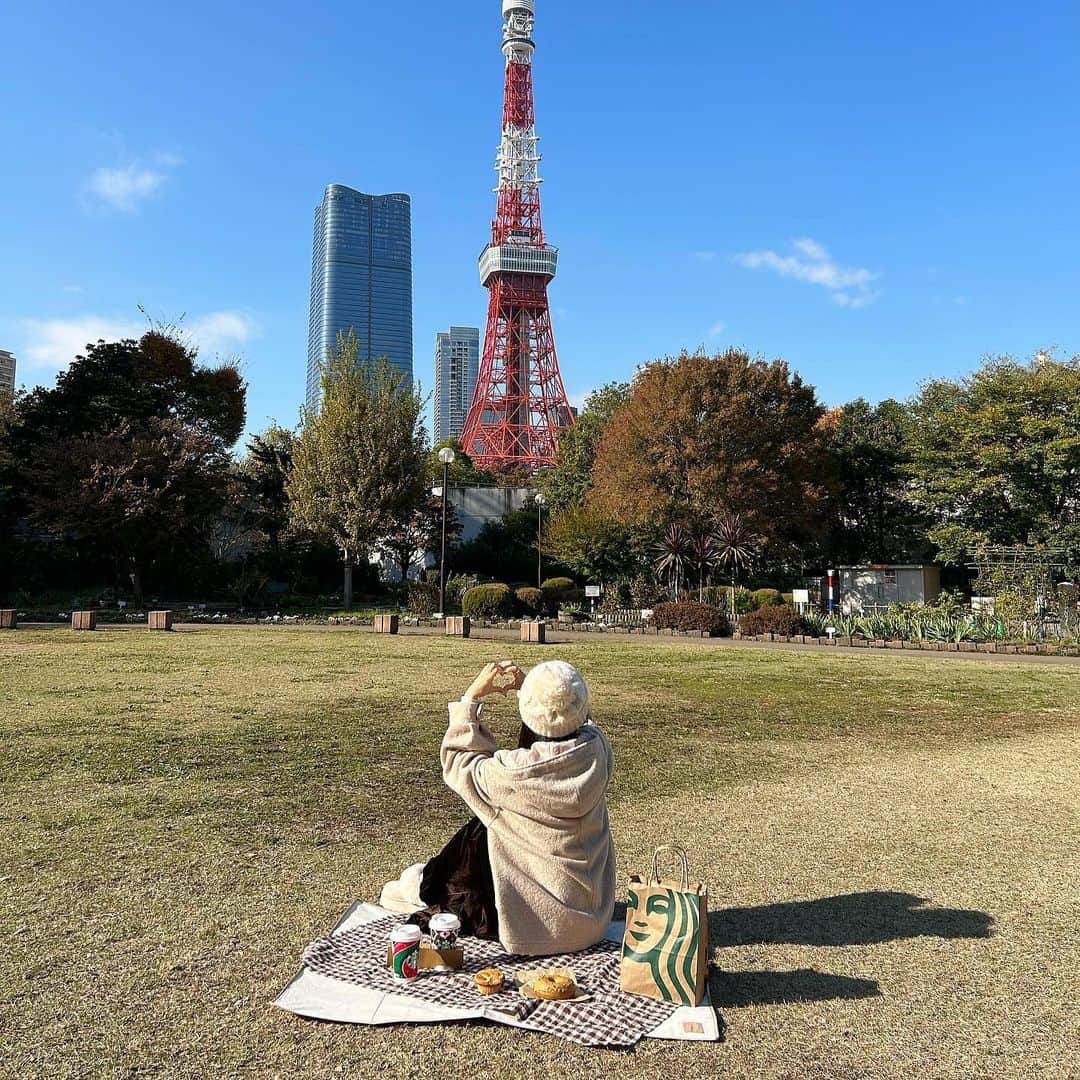あみさんのインスタグラム写真 - (あみInstagram)「︴𝑎𝑢𝑡𝑢𝑚𝑛 𝑝𝑖𝑐𝑛𝑖𝑐 , 𝑐𝑜𝑜𝑟𝑑𝑖𝑛𝑎𝑡𝑒  𓂃𓈒𓏸   東京で秋ピクニック~ 🍂 芝公園の東京タワーが見えるスポットでピクニックしてきた🗼🤍  すごいお天気良くてピクニック日和だった~ ⛅️  ここの広場初めて行ったけどこんなに綺麗に東京タワーが 写真におさまるの素晴らしすぎる🫶🏻🫶🏻  . . . #秋ピクニック #東京ピクニック #ピクニック #芝公園 #東京タワー #秋コーデ #ピクニックコーデ #淡色コーデ #低身長コーデ #ダッフルコート #冬コーデ #ブラウンコーデ #ベージュコーデ #grl #グレイル」11月24日 18時08分 - ami___nmo