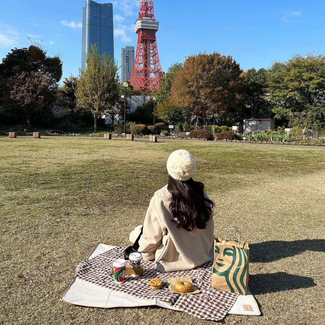 あみのインスタグラム：「︴𝑎𝑢𝑡𝑢𝑚𝑛 𝑝𝑖𝑐𝑛𝑖𝑐 , 𝑐𝑜𝑜𝑟𝑑𝑖𝑛𝑎𝑡𝑒  𓂃𓈒𓏸   東京で秋ピクニック~ 🍂 芝公園の東京タワーが見えるスポットでピクニックしてきた🗼🤍  すごいお天気良くてピクニック日和だった~ ⛅️  ここの広場初めて行ったけどこんなに綺麗に東京タワーが 写真におさまるの素晴らしすぎる🫶🏻🫶🏻  . . . #秋ピクニック #東京ピクニック #ピクニック #芝公園 #東京タワー #秋コーデ #ピクニックコーデ #淡色コーデ #低身長コーデ #ダッフルコート #冬コーデ #ブラウンコーデ #ベージュコーデ #grl #グレイル」