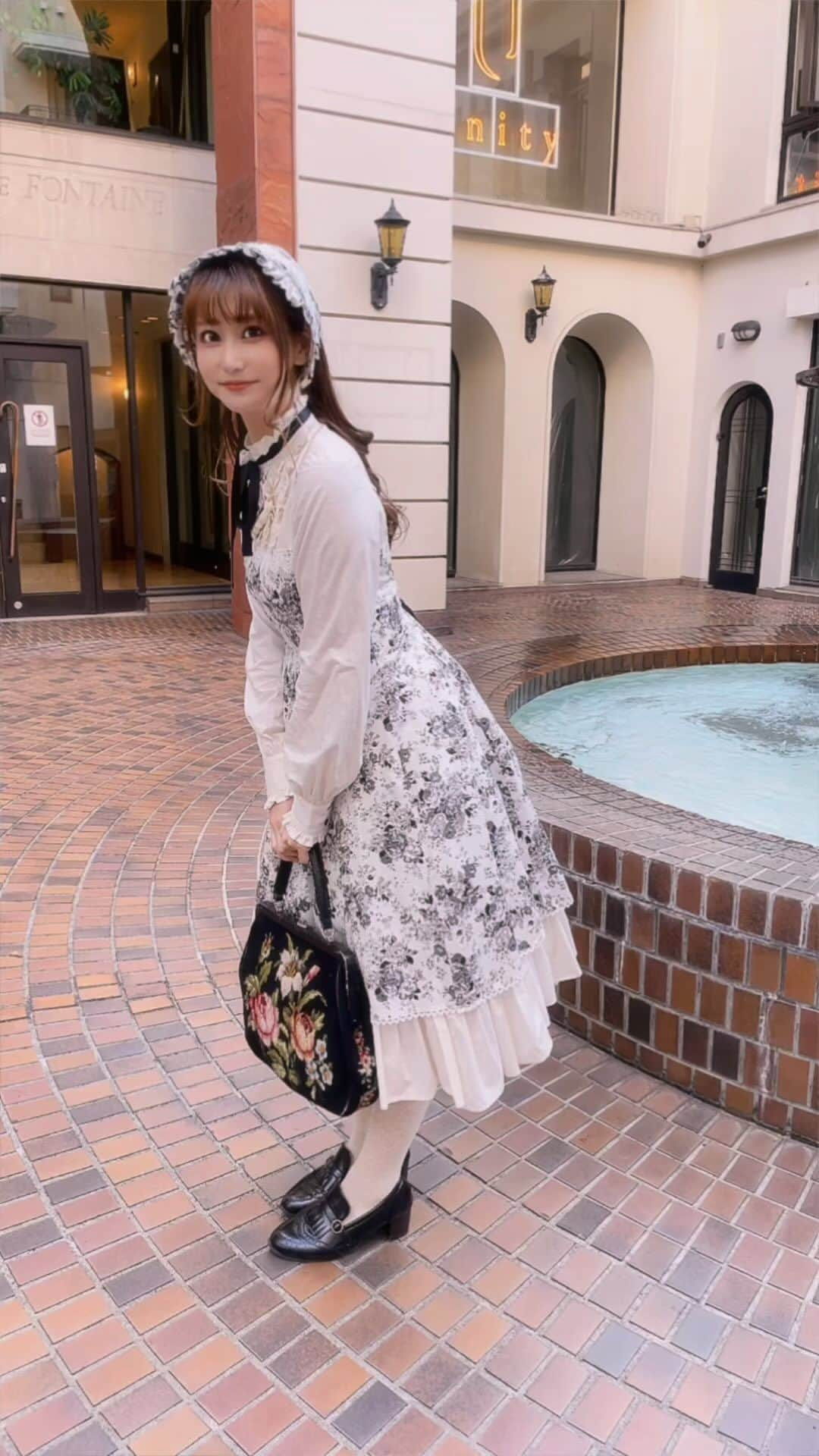 愛野えりのインスタグラム：「𓂃🥀𓈒𓏸ついに《憧れのお洋服》をお迎えしました‪ෆ‪.*･ﾟ𓂃🥀𓈒𓏸正解がわかったらコメントで教えてね‪ෆ‪.*･ﾟ  ✼••┈┈••✼••┈┈••✼••┈┈••✼  #ロリィタ #クラシックロリータ #クラシカルロリィタ #eglcommunity  #oldschoollolita #classiclolitafashion #gothiclolita #ロリータ #classicallolita #harajuku  #ゴシックロリータ #ロリータ #ロリィタファッション #ロリータファッション #ロリータ服 #ロリータコーデ  #handmad #victorianmaiden #ロココブーケ」