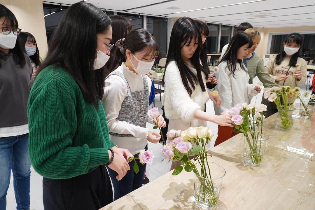 関東学院大学のインスタグラム：「こんばんは🌙  今日の写真は、11月21日（火）に行われた「はじめてのフラワーアレンジメント」の様子です🌷  松浦仁美さんを講師に迎え、横浜・関内キャンパス17階にて開催されました✨ 当日は横浜・八景キャンパスの学生も参加し、バラやカーネーションを用いたフラワーアレンジメントを体験。 初めての作業に戸惑う様子も見られましたが、みなさん思い思いにアレンジメントを楽しみました🌹🌿  関東学院大学では、ワクワク計画として今後も様々なイベントを実施予定です🐣  #フラワーアレンジメント #バラ #カーネーション #ガーベラ #スカビオサ #ユーカリ #ブルーアイス #癒し #横浜 #関内 #KGU」