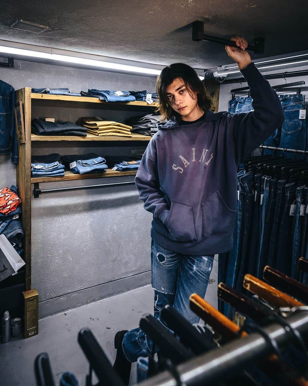 のインスタグラム：「【©SAINT Mxxxxxx X BerBerJin】>>> LAUNCHING 11.25(sat) 10:00-   ©︎ SAINT Mxxxxxx AW23 Drop 9  READYMADEのデザイナー細川雄太と、ロサンゼルスのマルチヴィジュアルアーティストであるCali Thornhill DeWittが手掛ける©︎SAINT Mxxxxxx。AW23シーズンのDrop 9が到着。 今回のデリバリーでは、ベルベルジンとコラボレートした後付けパーカとスウェットが到着。  @saint_mx6_official @caramelbobby @yuttan1977 @berberjin_harajuku ＠rkrkrk  ◼️RESTIR.COM ONLINE STORE 　11/25(sat) 10:00〜販売開始  ◼️RESTIR BOUTIQUE 　11/25(sat) 11:00〜販売開始  #SAINTMxxxxxx #RESTIR #mens #aw23 #BerBerJin」