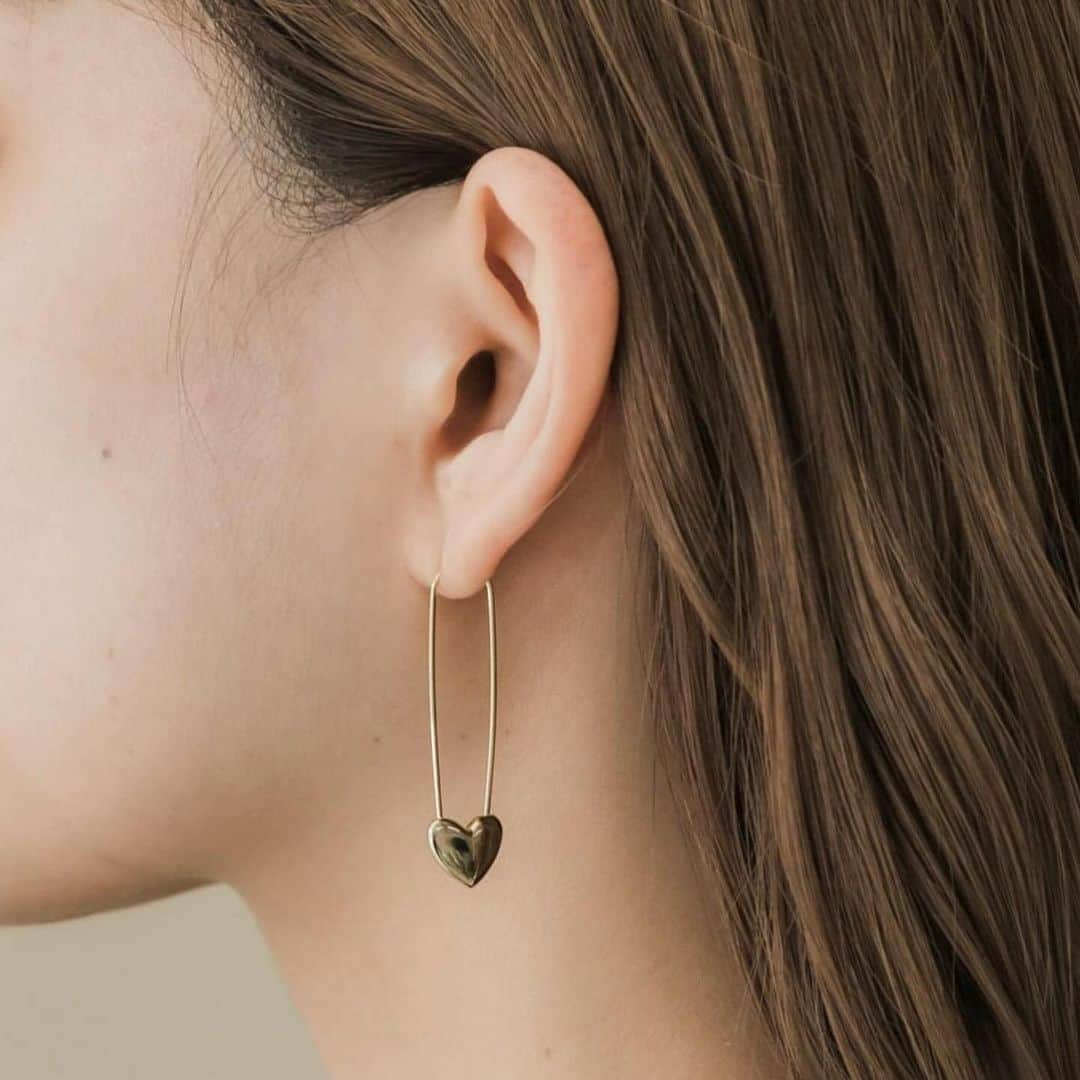 SMELLYさんのインスタグラム写真 - (SMELLYInstagram)「［new］  ハートフックピアス ¥1,650(tax incl.)  本日オンラインストアに新作が入荷しております◎  _____  #smellyjp #accessory #pierce #earring #heart」11月24日 18時11分 - smelly.jp
