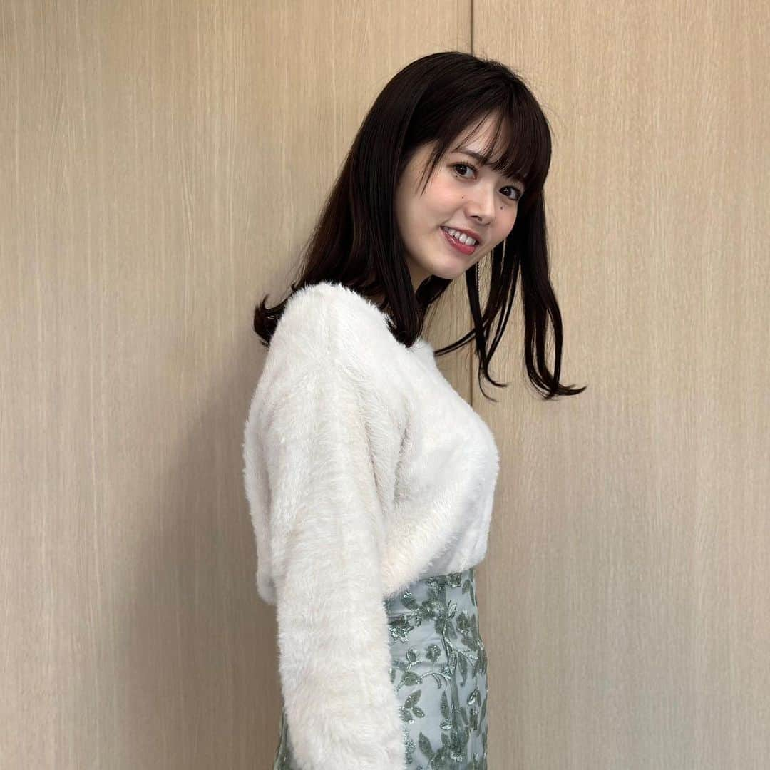 フジテレビ「めざましテレビ」さんのインスタグラム写真 - (フジテレビ「めざましテレビ」Instagram)「お天気コーナー「きょう何着て行く？」 谷尻萌のコーデを紹介♪  11月24日（金）  【今日のコーデ】 🌟コート☞ @la_boutique_bonbon_official ３万9930円 🌟ニット☞ @gu_for_all_ 2490円 🌟スカート☞ @mercuryduo_com １万9800円 🌟靴☞ @dianashoespress ４万4000円  🌟イヤリング☞ @phoebe_official 2970円    【コーデのポイント】 お出かけ需要が高まるこの冬は、着映えするデコラティブなアイテムがたくさん🪅 スパンコールを贅沢にあしらったスカートは、動くたびにキラキラ輝いて華やかさたっぷり！ 気分を上げたいときや、特別な日にぴったりです🍽️       #めざましテレビ #きょう何着て行く？ #谷尻萌 #今日のコーデ #コーデ #CanCam #今日のファッション#ootd #きょう何着て行く？は月〜金朝6時22分ごろ放送📺 #もえちゃん #きれいめコーデ #きれいめカジュアル #大人コーデ #秋コーデ #オフィスカジュアル #上品コーデ #アナウンサー衣装」11月24日 18時12分 - mezamashi.tv