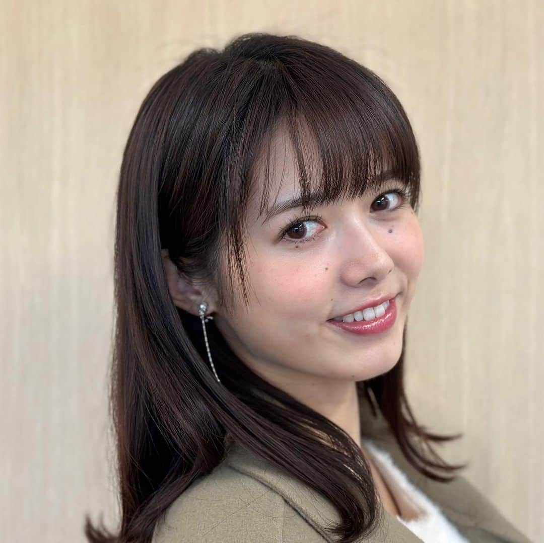 フジテレビ「めざましテレビ」さんのインスタグラム写真 - (フジテレビ「めざましテレビ」Instagram)「お天気コーナー「きょう何着て行く？」 谷尻萌のコーデを紹介♪  11月24日（金）  【今日のコーデ】 🌟コート☞ @la_boutique_bonbon_official ３万9930円 🌟ニット☞ @gu_for_all_ 2490円 🌟スカート☞ @mercuryduo_com １万9800円 🌟靴☞ @dianashoespress ４万4000円  🌟イヤリング☞ @phoebe_official 2970円    【コーデのポイント】 お出かけ需要が高まるこの冬は、着映えするデコラティブなアイテムがたくさん🪅 スパンコールを贅沢にあしらったスカートは、動くたびにキラキラ輝いて華やかさたっぷり！ 気分を上げたいときや、特別な日にぴったりです🍽️       #めざましテレビ #きょう何着て行く？ #谷尻萌 #今日のコーデ #コーデ #CanCam #今日のファッション#ootd #きょう何着て行く？は月〜金朝6時22分ごろ放送📺 #もえちゃん #きれいめコーデ #きれいめカジュアル #大人コーデ #秋コーデ #オフィスカジュアル #上品コーデ #アナウンサー衣装」11月24日 18時12分 - mezamashi.tv